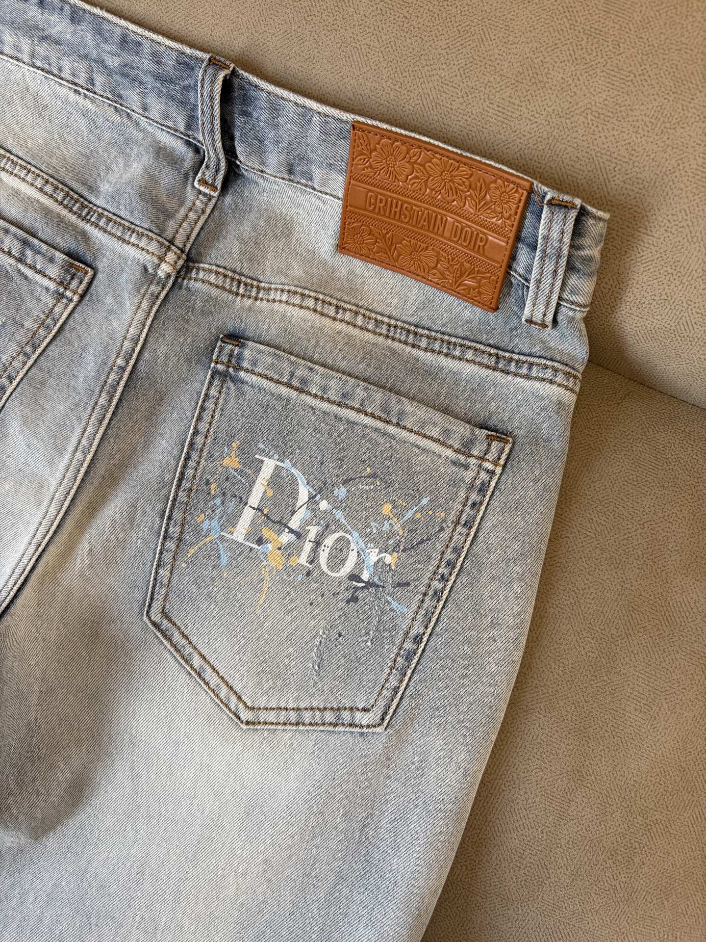 专柜🆕2026春夏设计推荐 热卖牛仔裤🆕柔软亲肤面料 奢华头层牛皮腰牌 经典蓝洗水 专柜限量款 奢华感订