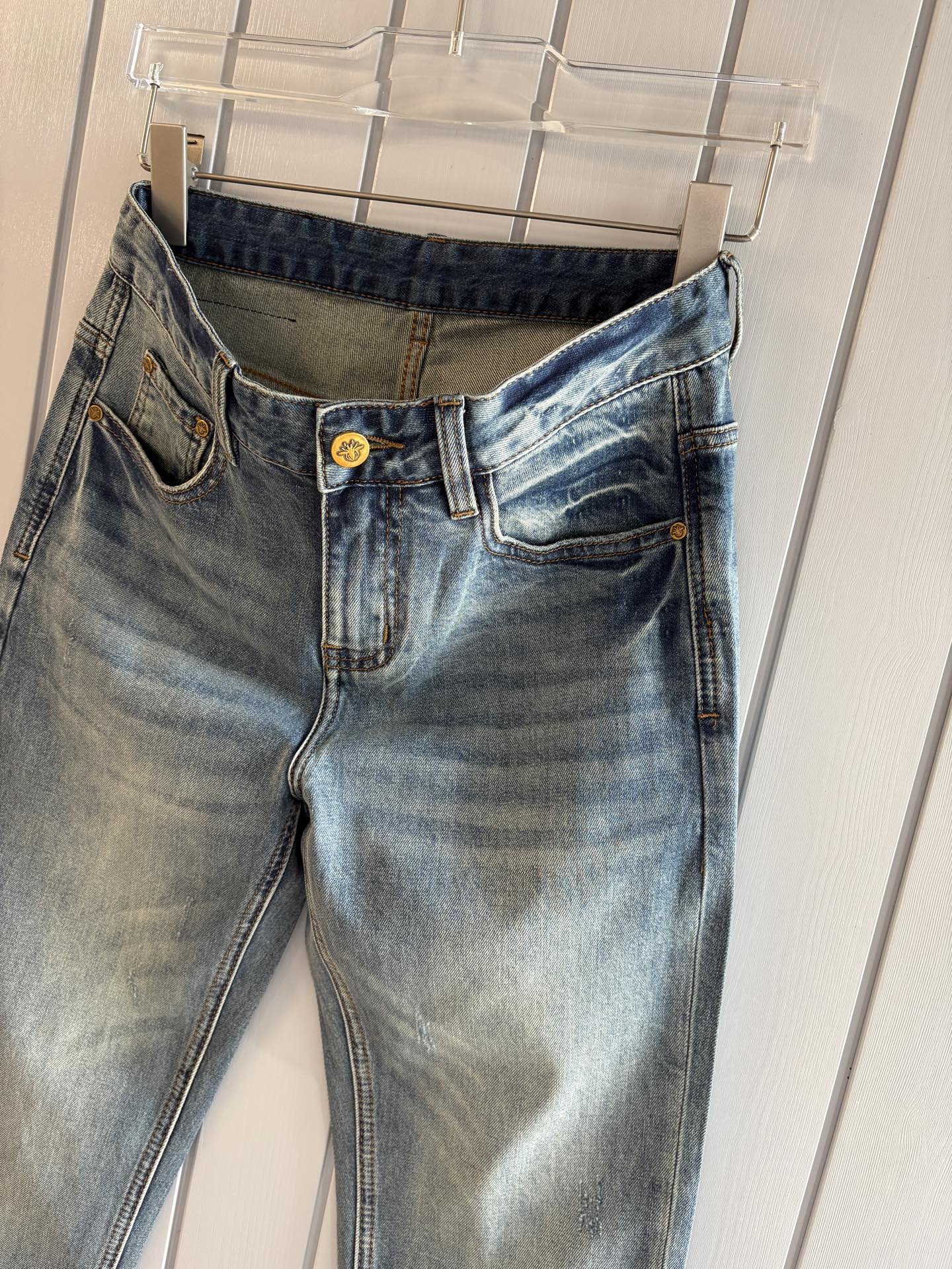 专柜🆕2026春夏设计推荐 热卖牛仔裤🆕柔软亲肤面料 奢华头层牛皮腰牌 经典蓝洗水 专柜限量款 奢华感订