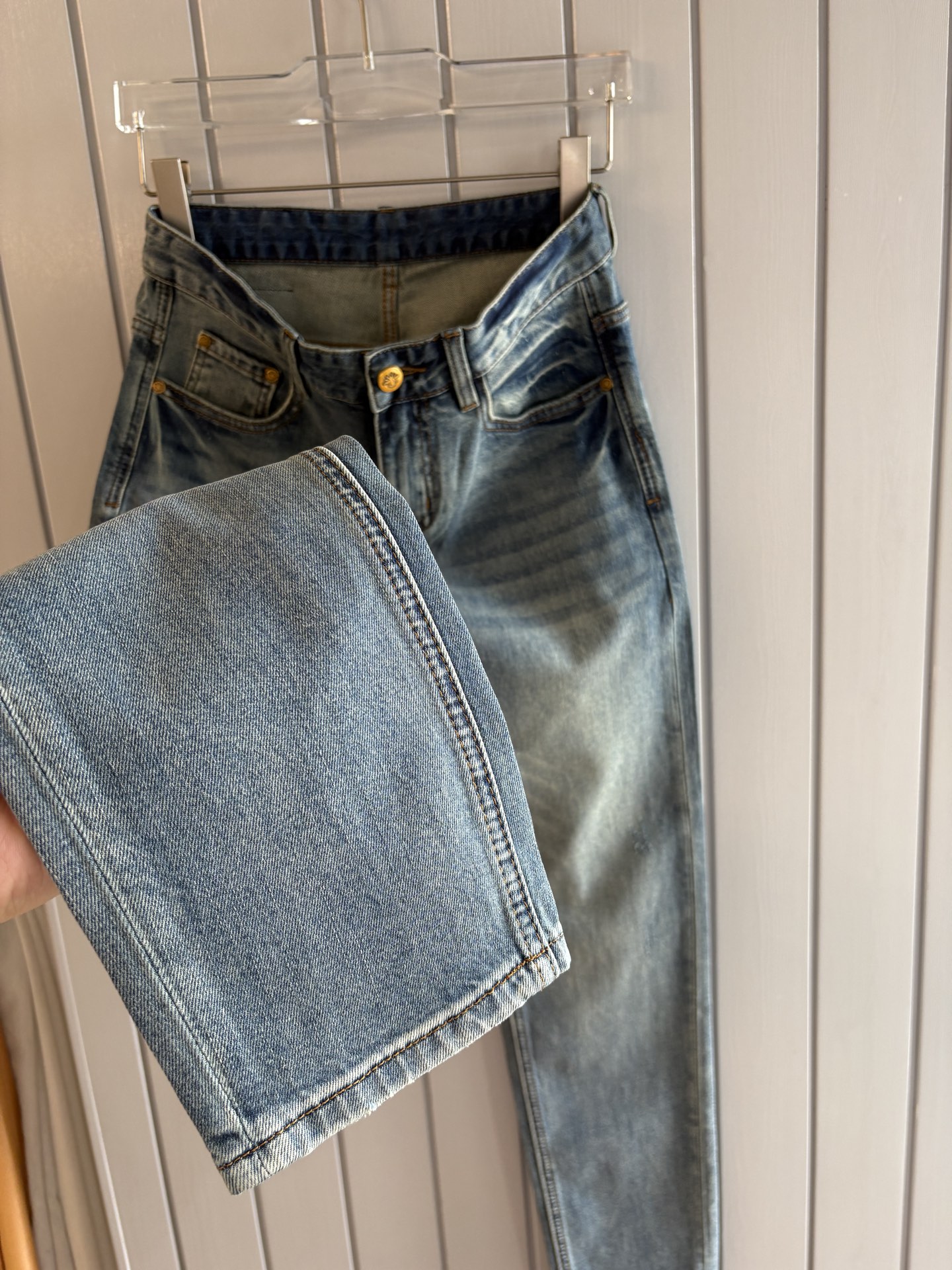 专柜🆕2026春夏设计推荐 热卖牛仔裤🆕柔软亲肤面料 奢华头层牛皮腰牌 经典蓝洗水 专柜限量款 奢华感订