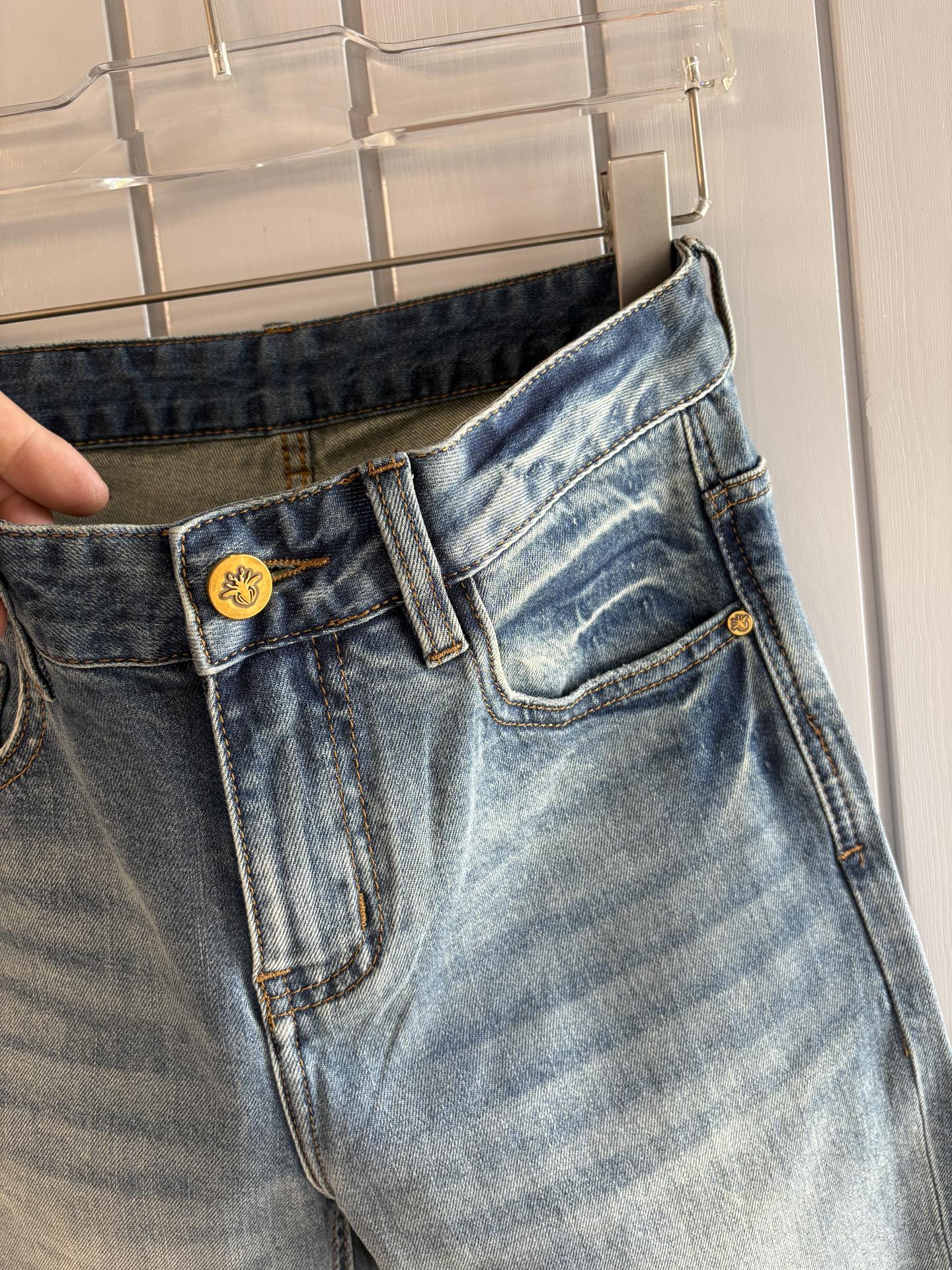 专柜🆕2026春夏设计推荐 热卖牛仔裤🆕柔软亲肤面料 奢华头层牛皮腰牌 经典蓝洗水 专柜限量款 奢华感订