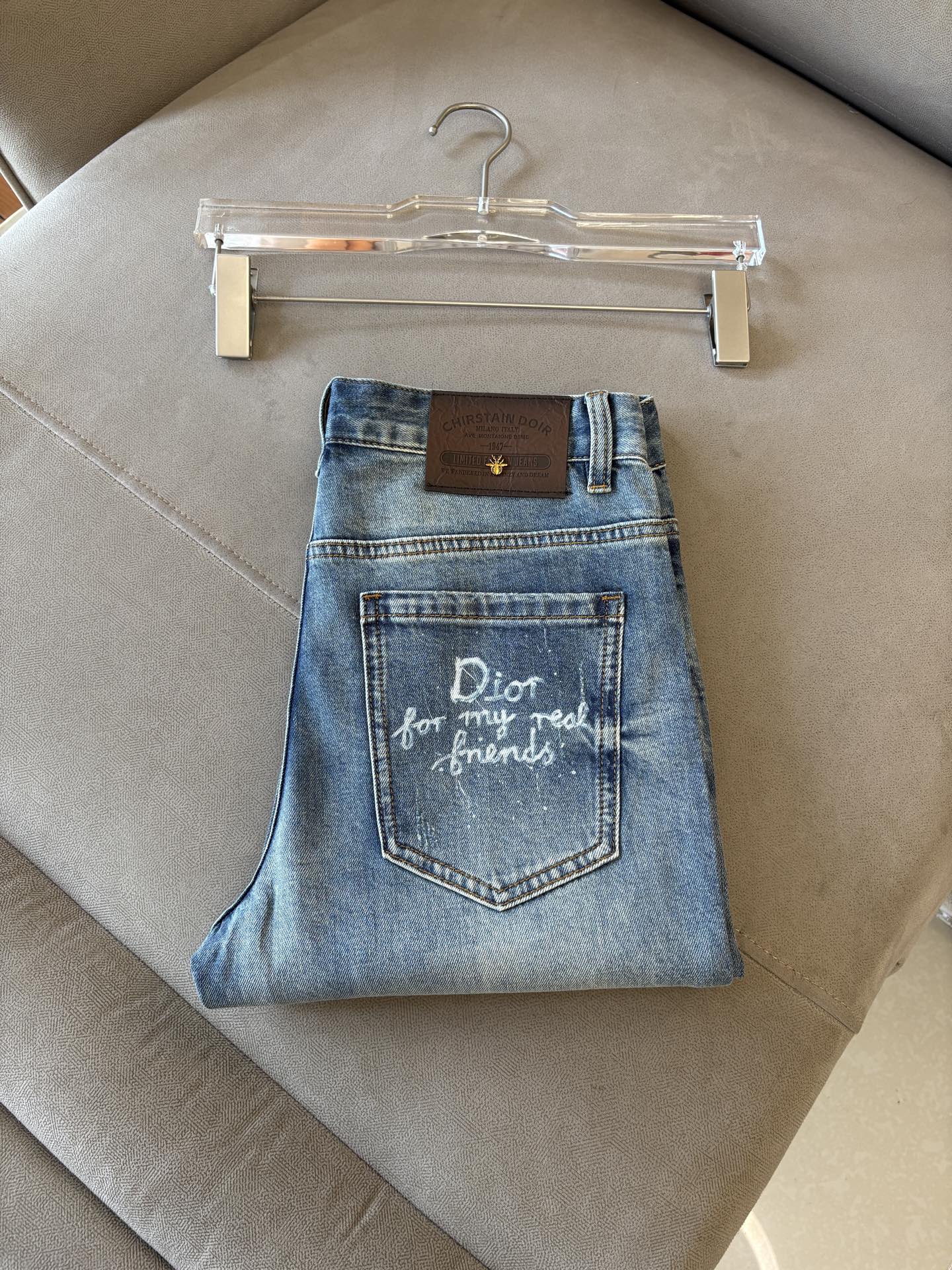 专柜🆕2026春夏设计推荐 热卖牛仔裤🆕柔软亲肤面料 奢华头层牛皮腰牌 经典蓝洗水 专柜限量款 奢华感订