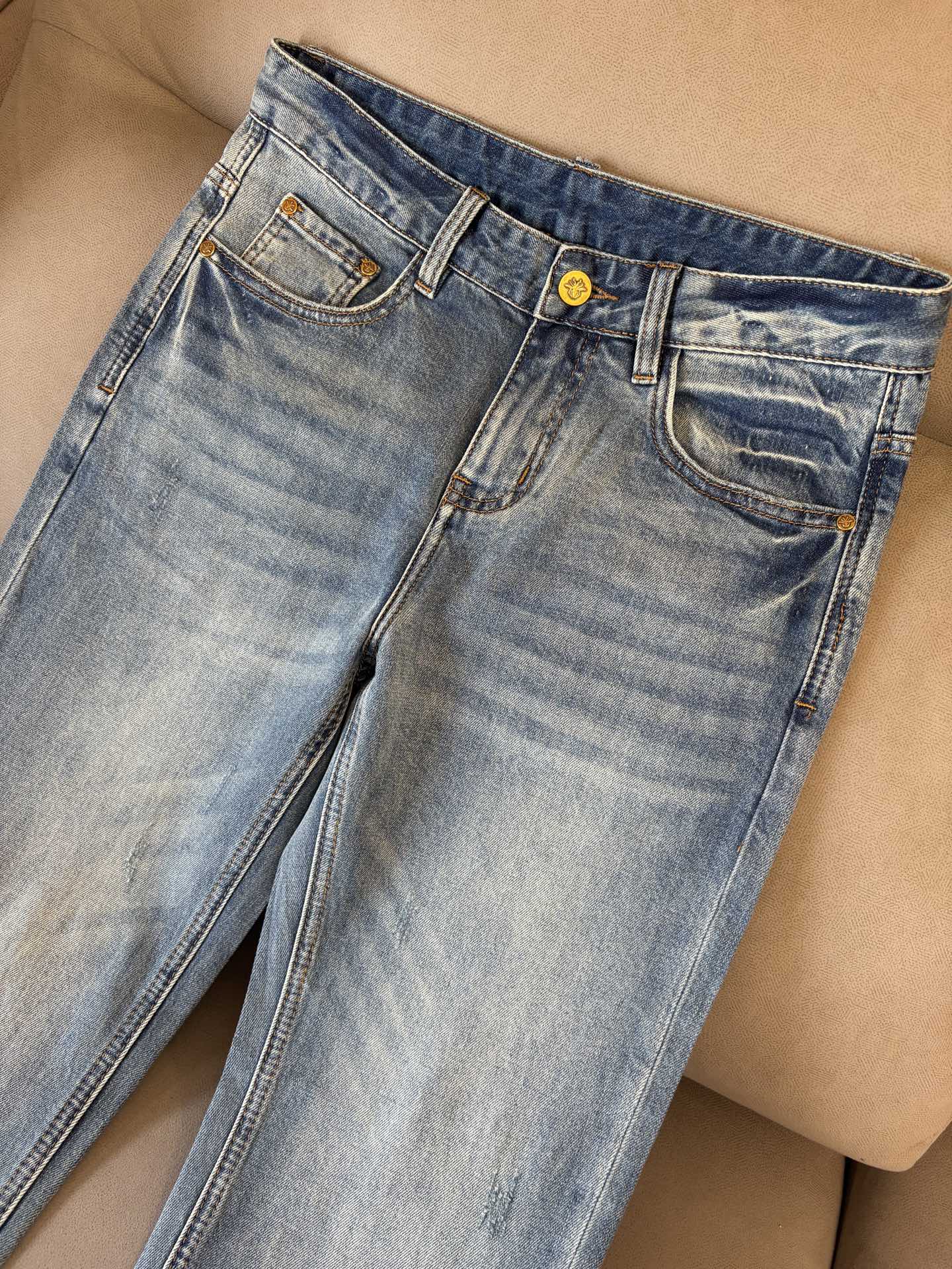 专柜🆕2026春夏设计推荐 热卖牛仔裤🆕柔软亲肤面料 奢华头层牛皮腰牌 经典蓝洗水 专柜限量款 奢华感订