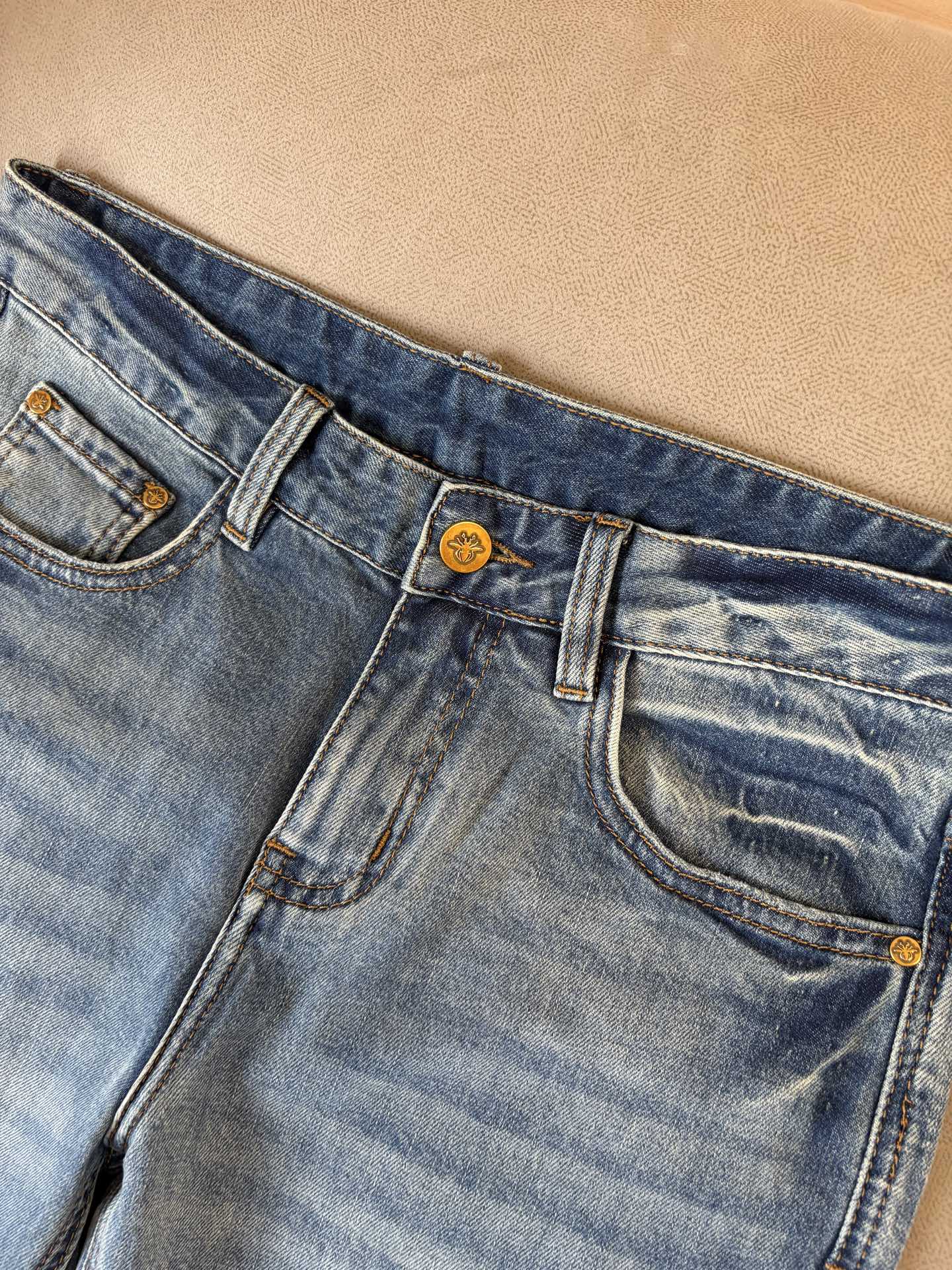 专柜🆕2026春夏设计推荐 热卖牛仔裤🆕柔软亲肤面料 奢华头层牛皮腰牌 经典蓝洗水 专柜限量款 奢华感订