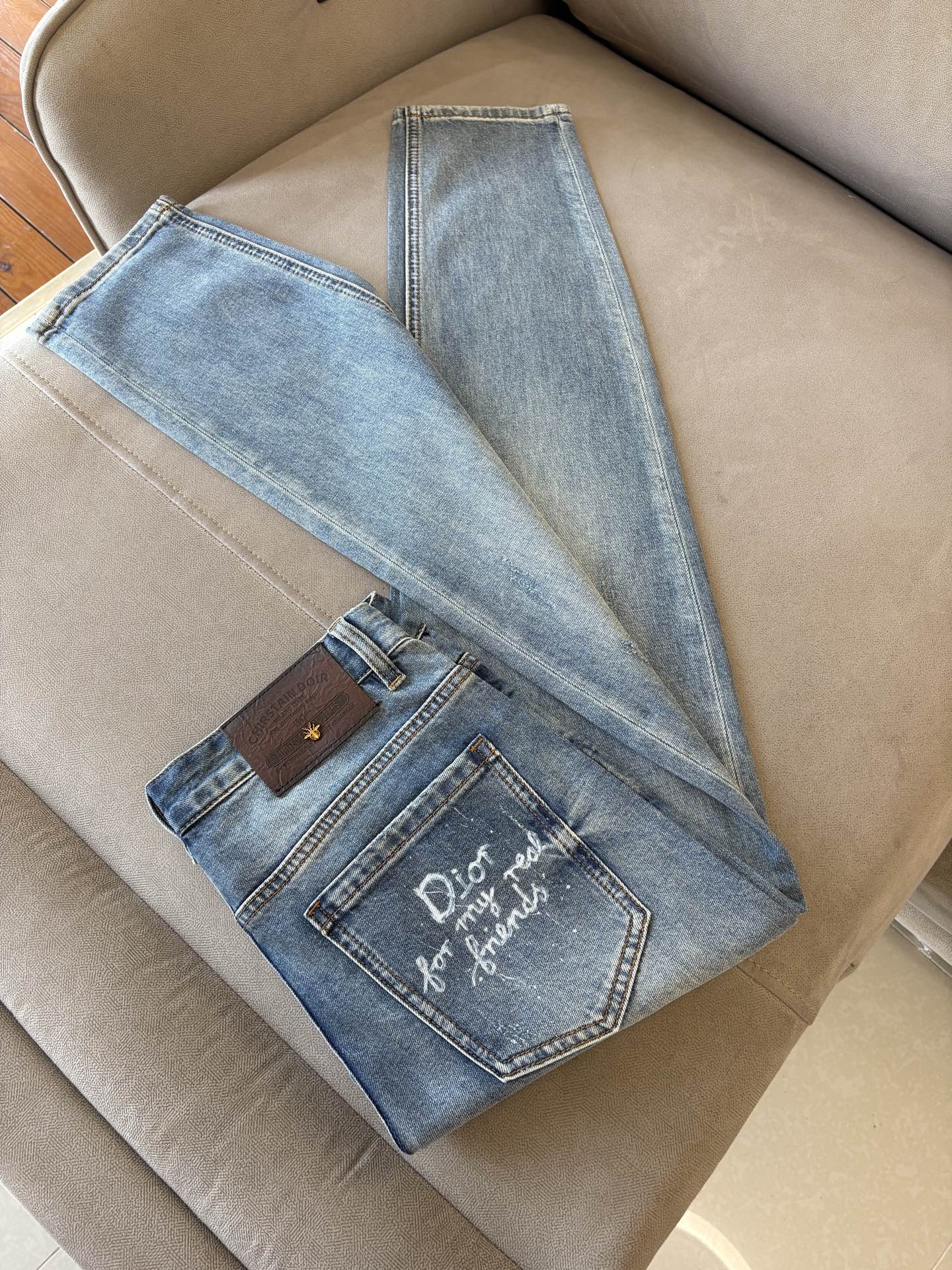 专柜🆕2026春夏设计推荐 热卖牛仔裤🆕柔软亲肤面料 奢华头层牛皮腰牌 经典蓝洗水 专柜限量款 奢华感订