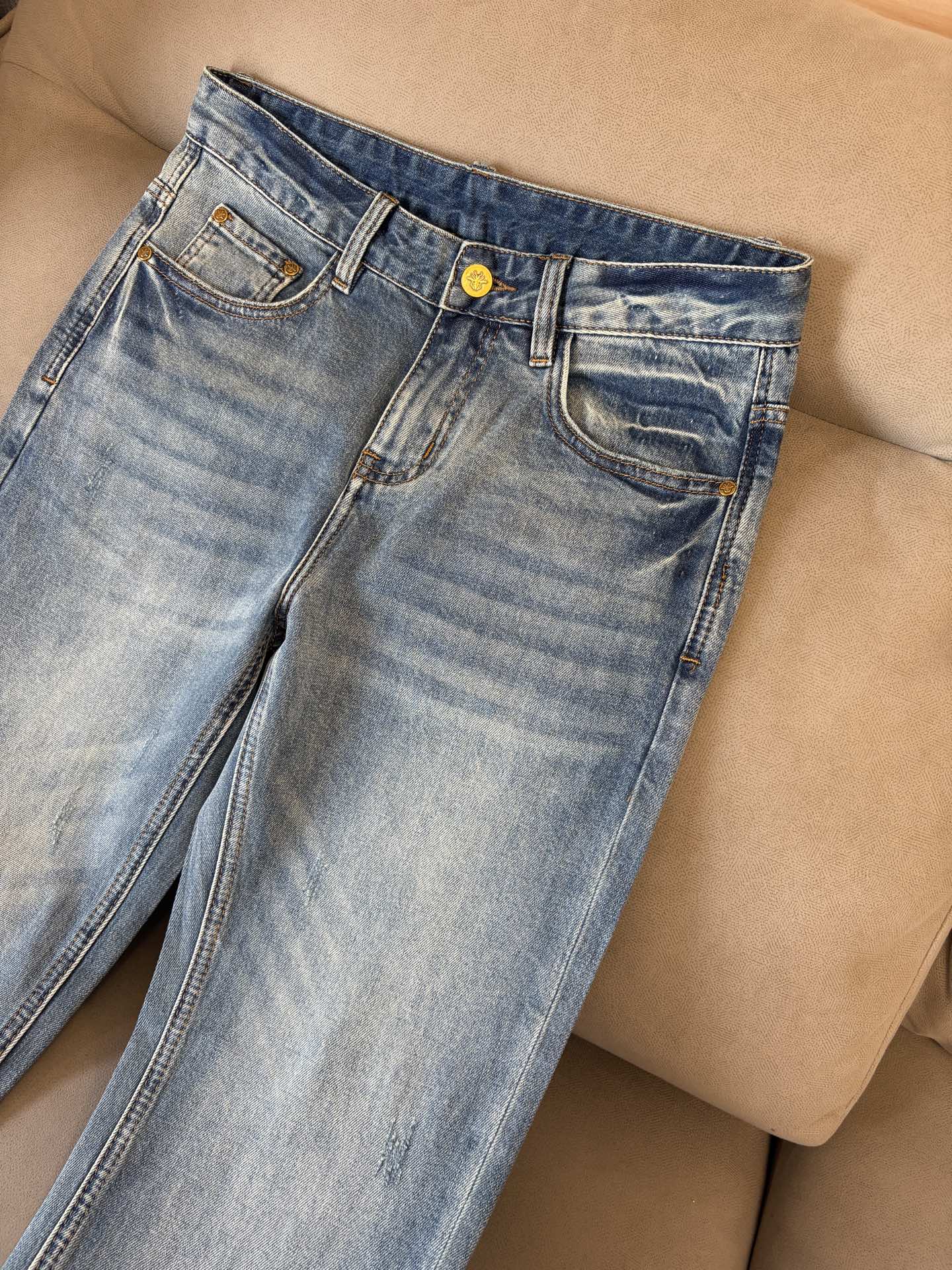 专柜🆕2026春夏设计推荐 热卖牛仔裤🆕柔软亲肤面料 奢华头层牛皮腰牌 经典蓝洗水 专柜限量款 奢华感订