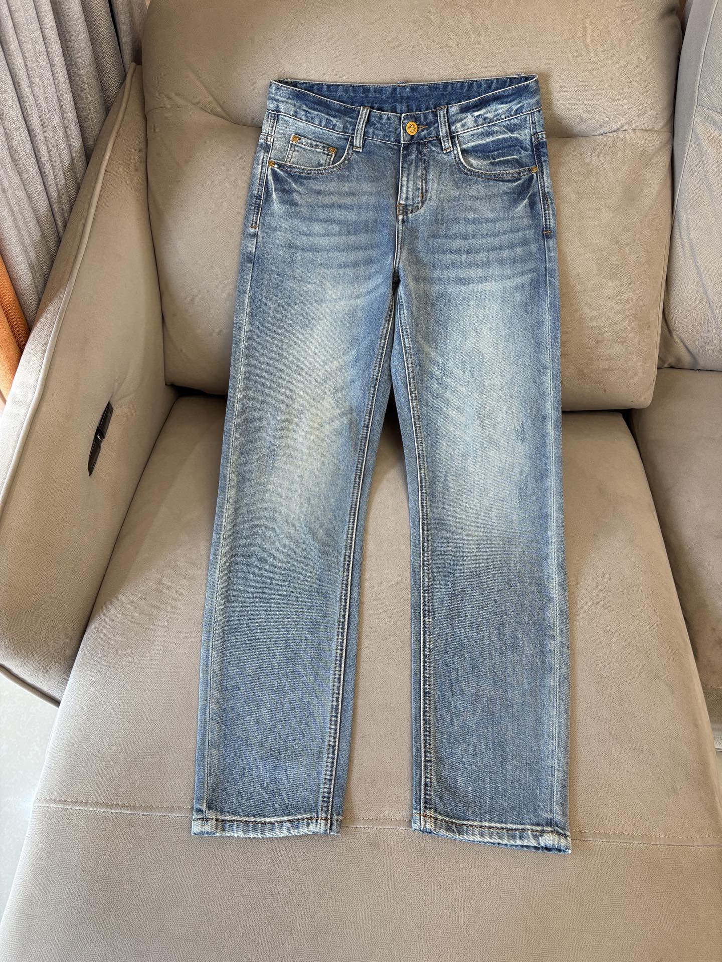 专柜🆕2026春夏设计推荐 热卖牛仔裤🆕柔软亲肤面料 奢华头层牛皮腰牌 经典蓝洗水 专柜限量款 奢华感订