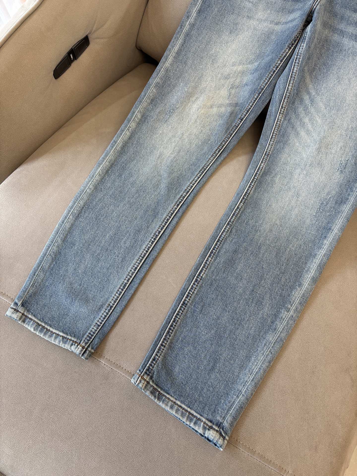 专柜🆕2026春夏设计推荐 热卖牛仔裤🆕柔软亲肤面料 奢华头层牛皮腰牌 经典蓝洗水 专柜限量款 奢华感订