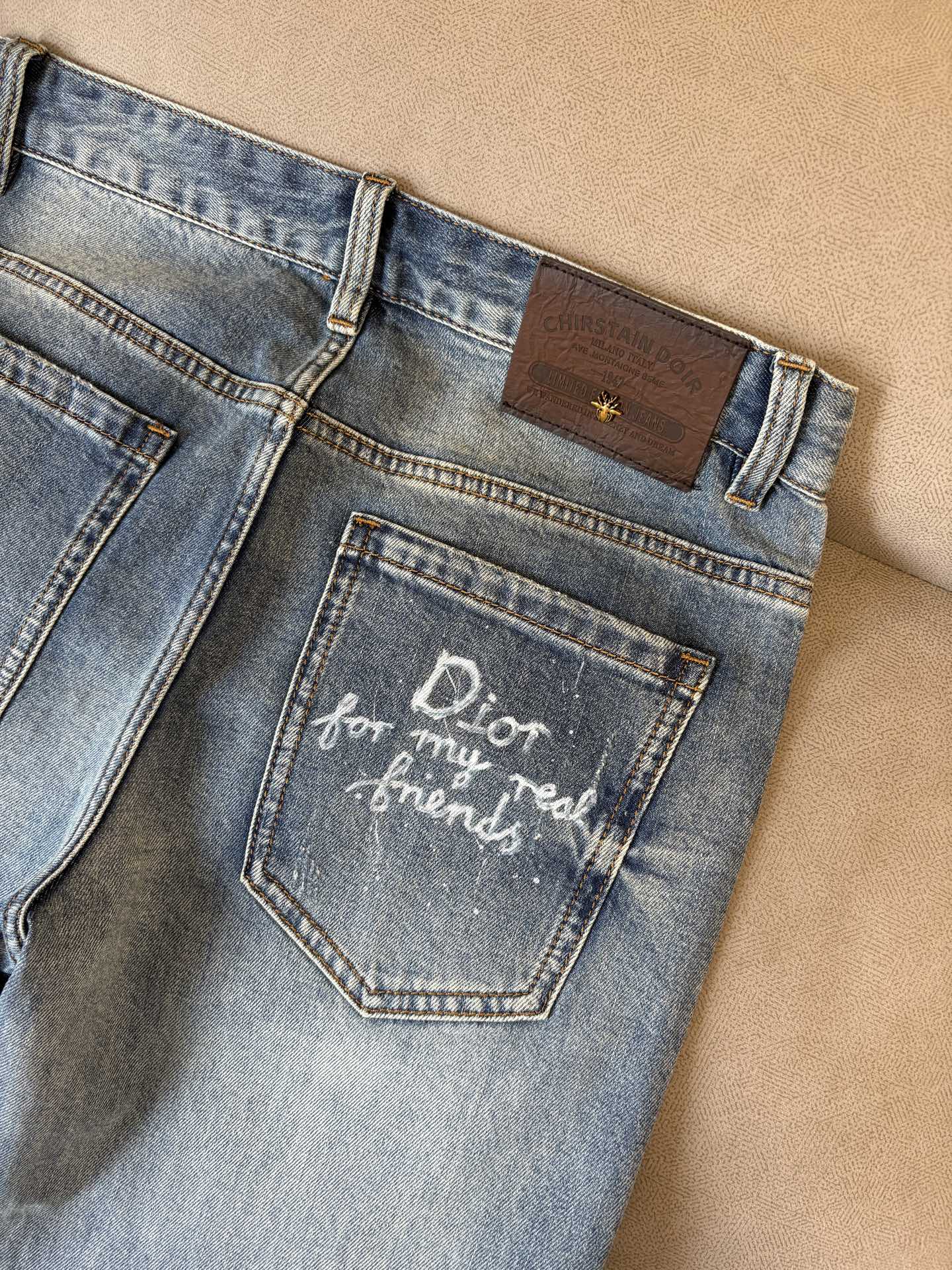 专柜🆕2026春夏设计推荐 热卖牛仔裤🆕柔软亲肤面料 奢华头层牛皮腰牌 经典蓝洗水 专柜限量款 奢华感订