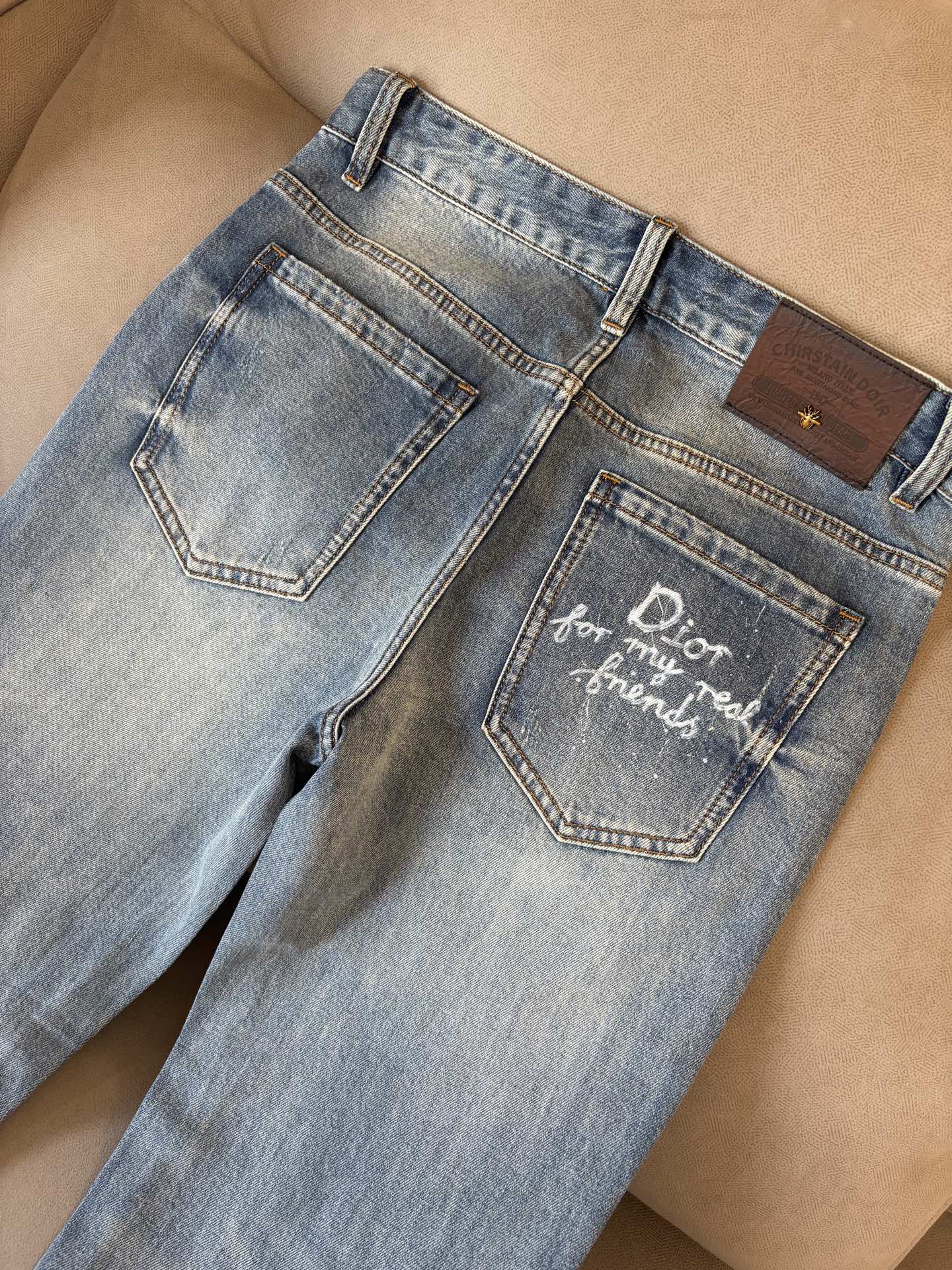 专柜🆕2026春夏设计推荐 热卖牛仔裤🆕柔软亲肤面料 奢华头层牛皮腰牌 经典蓝洗水 专柜限量款 奢华感订