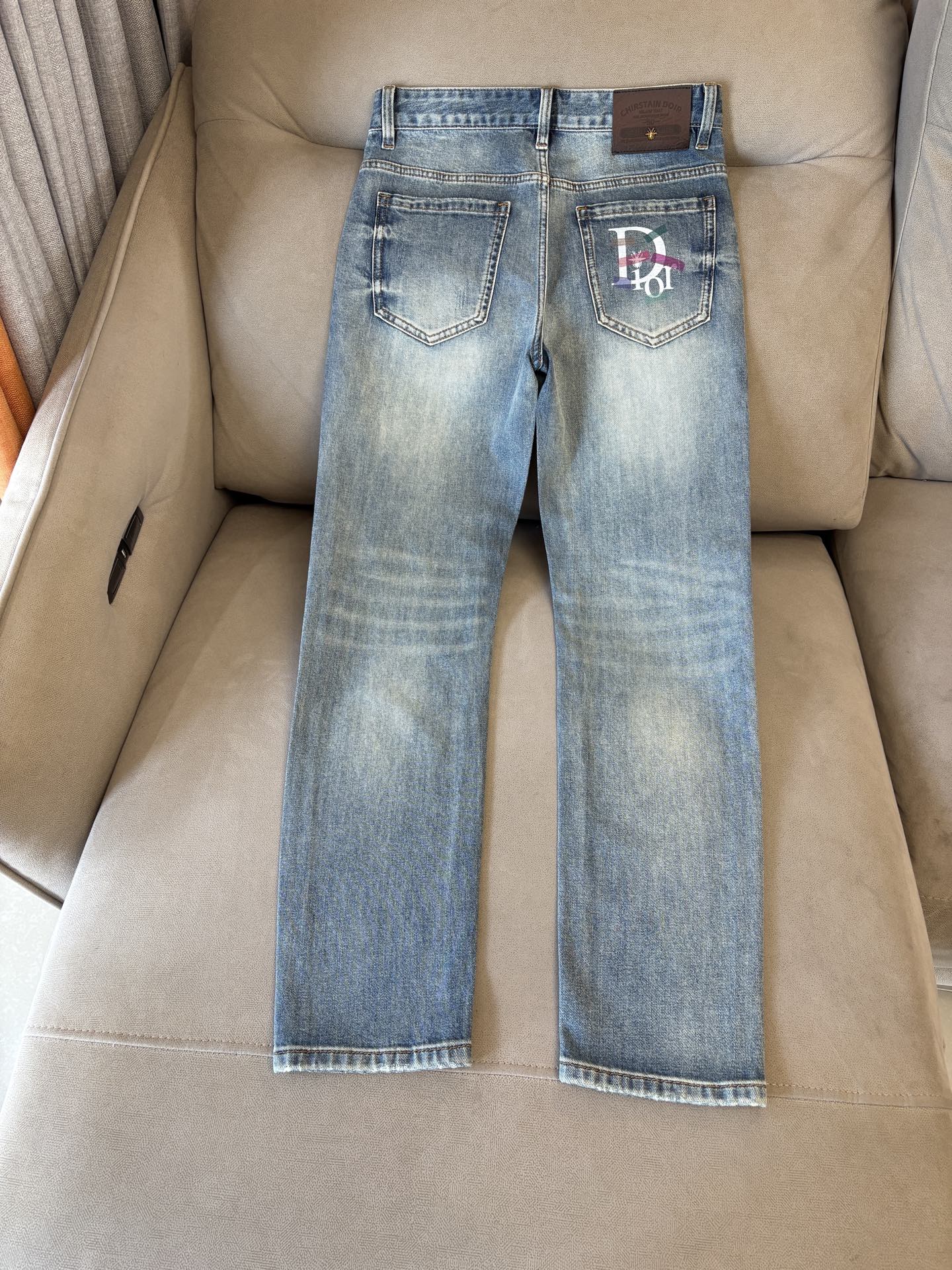 专柜🆕2026春夏设计推荐 热卖牛仔裤🆕柔软亲肤面料 奢华头层牛皮腰牌 经典蓝洗水 专柜限量款 奢华感订