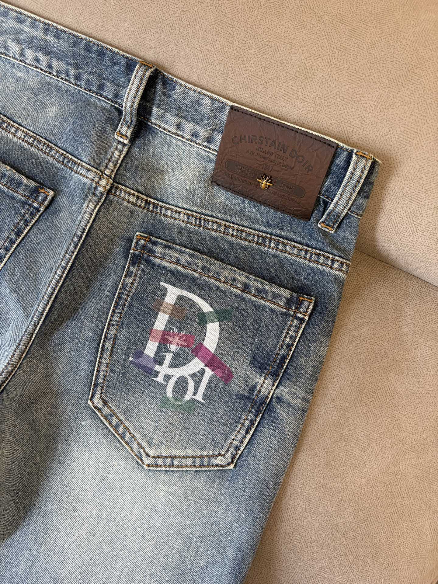 专柜🆕2026春夏设计推荐 热卖牛仔裤🆕柔软亲肤面料 奢华头层牛皮腰牌 经典蓝洗水 专柜限量款 奢华感订