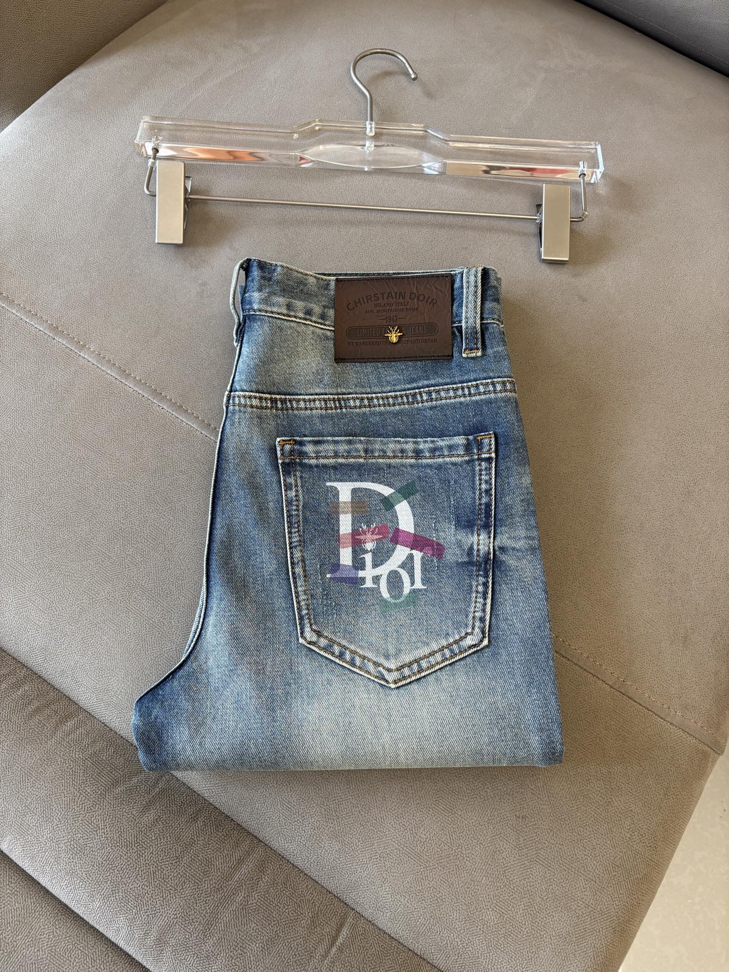 专柜🆕2026春夏设计推荐 热卖牛仔裤🆕柔软亲肤面料 奢华头层牛皮腰牌 经典蓝洗水 专柜限量款 奢华感订