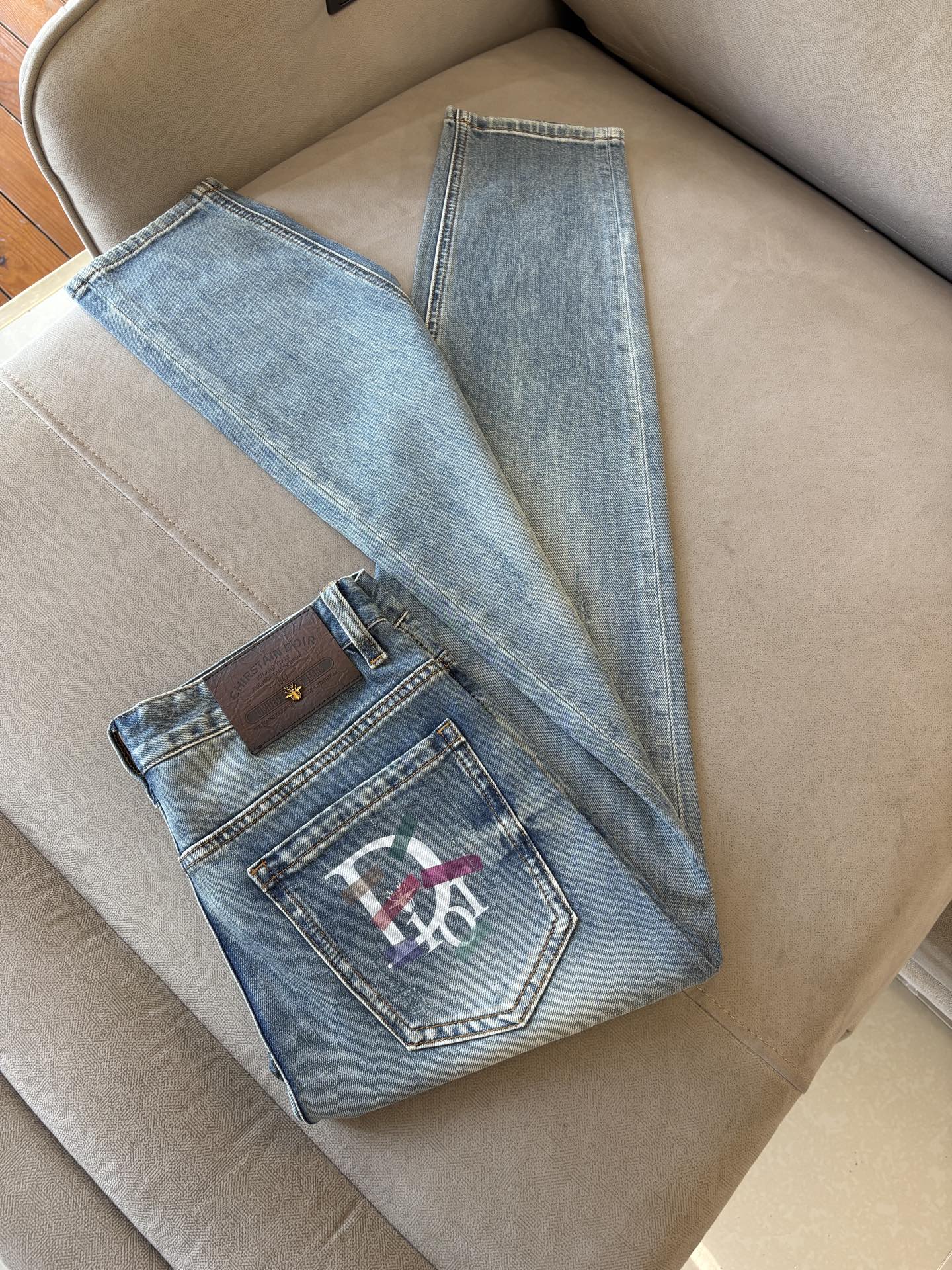 专柜🆕2026春夏设计推荐 热卖牛仔裤🆕柔软亲肤面料 奢华头层牛皮腰牌 经典蓝洗水 专柜限量款 奢华感订