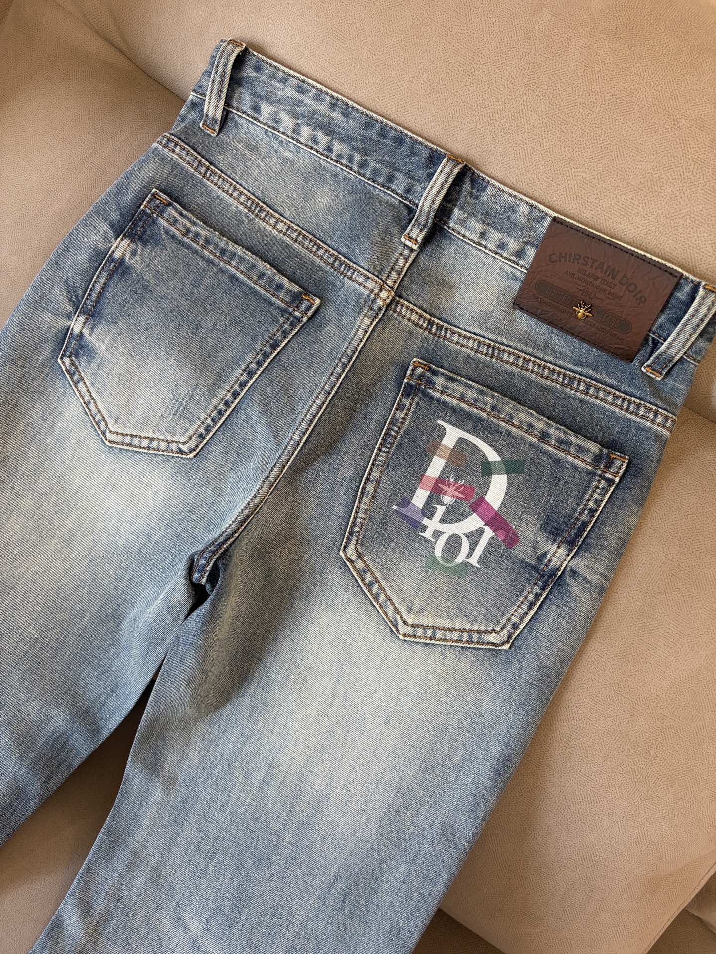 专柜🆕2026春夏设计推荐 热卖牛仔裤🆕柔软亲肤面料 奢华头层牛皮腰牌 经典蓝洗水 专柜限量款 奢华感订