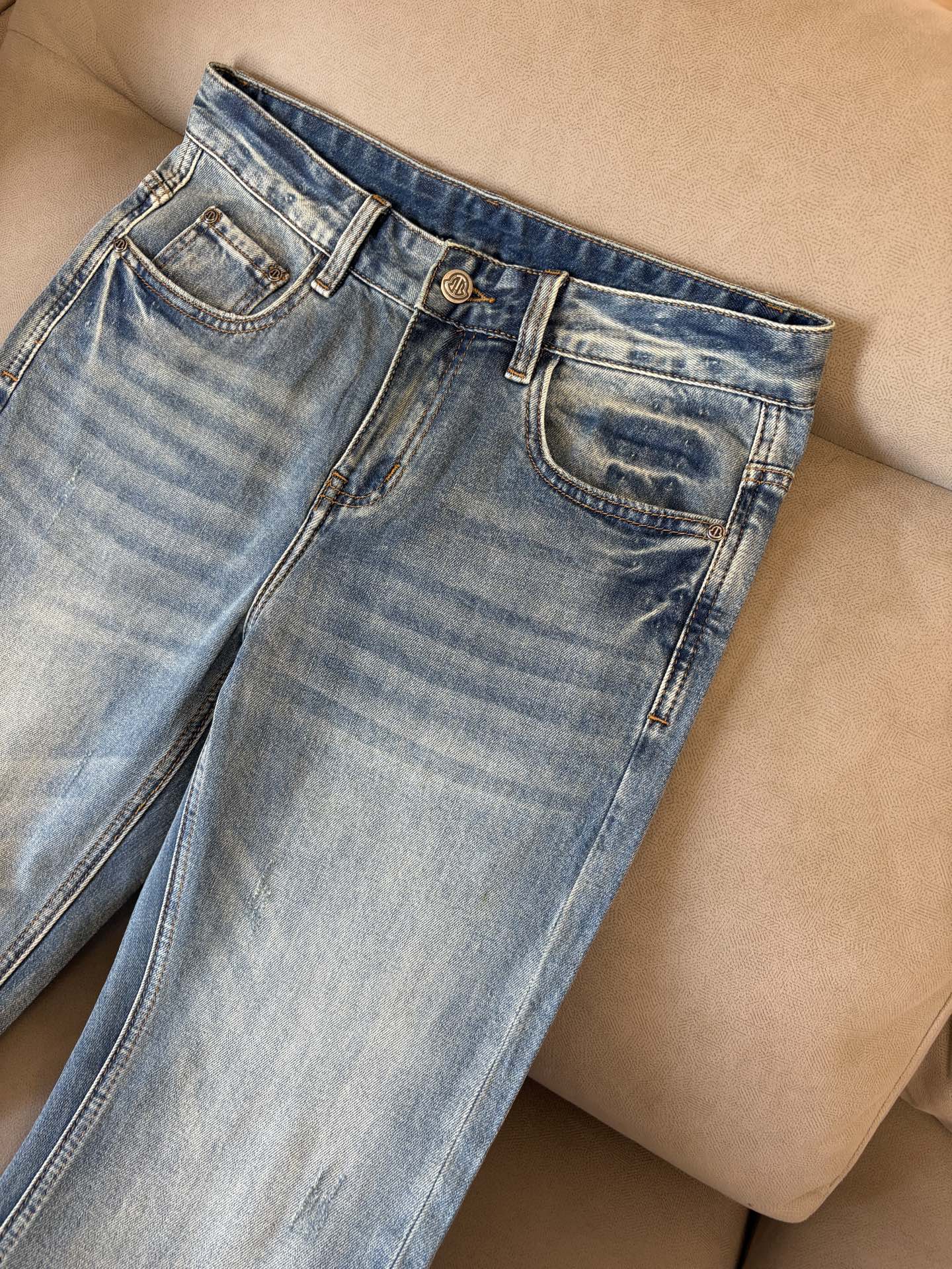 专柜🆕2026春夏设计推荐 热卖牛仔裤🆕柔软亲肤面料 奢华头层牛皮腰牌 经典蓝洗水 专柜限量款 奢华感订