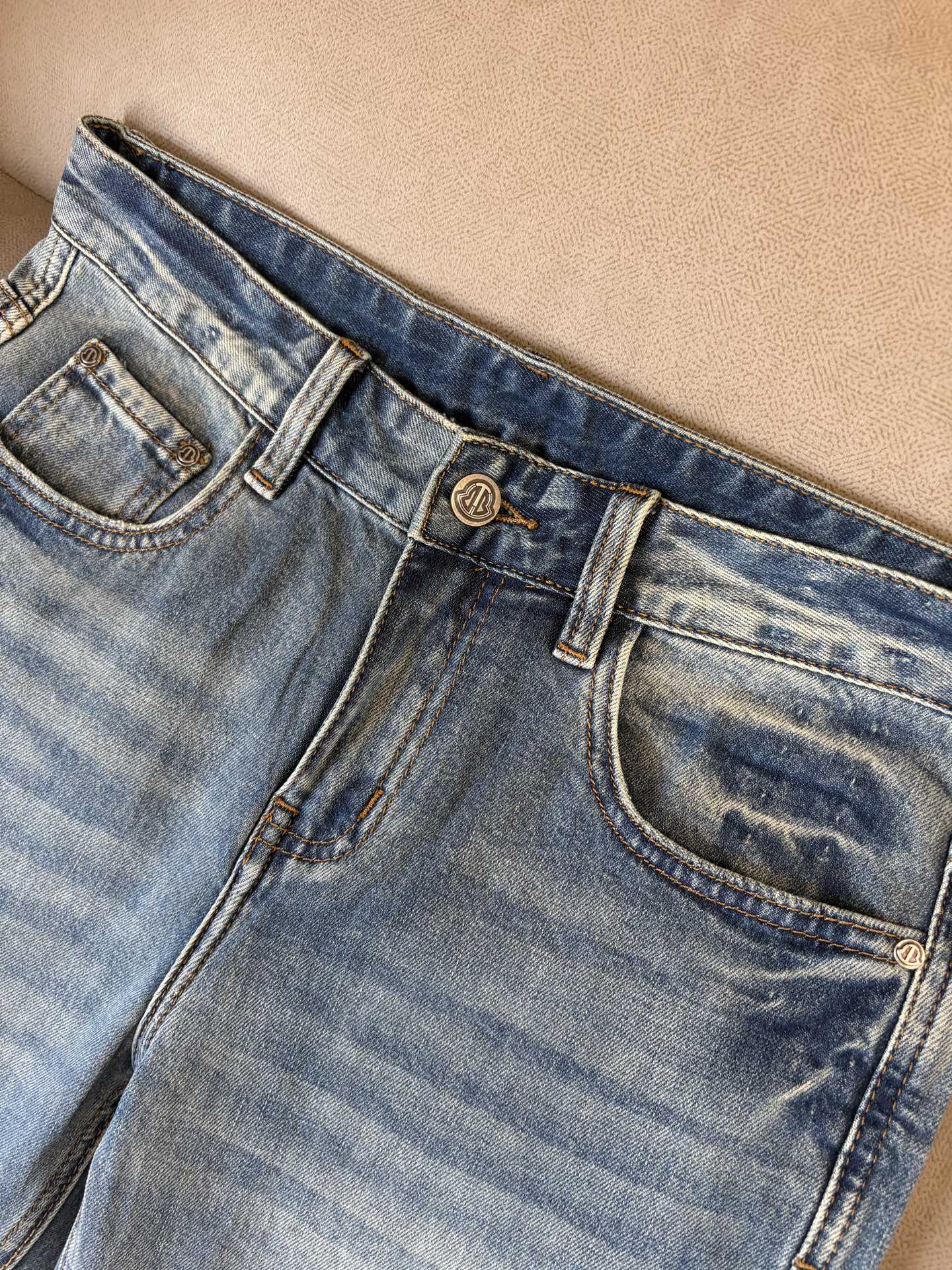 专柜🆕2026春夏设计推荐 热卖牛仔裤🆕柔软亲肤面料 奢华头层牛皮腰牌 经典蓝洗水 专柜限量款 奢华感订