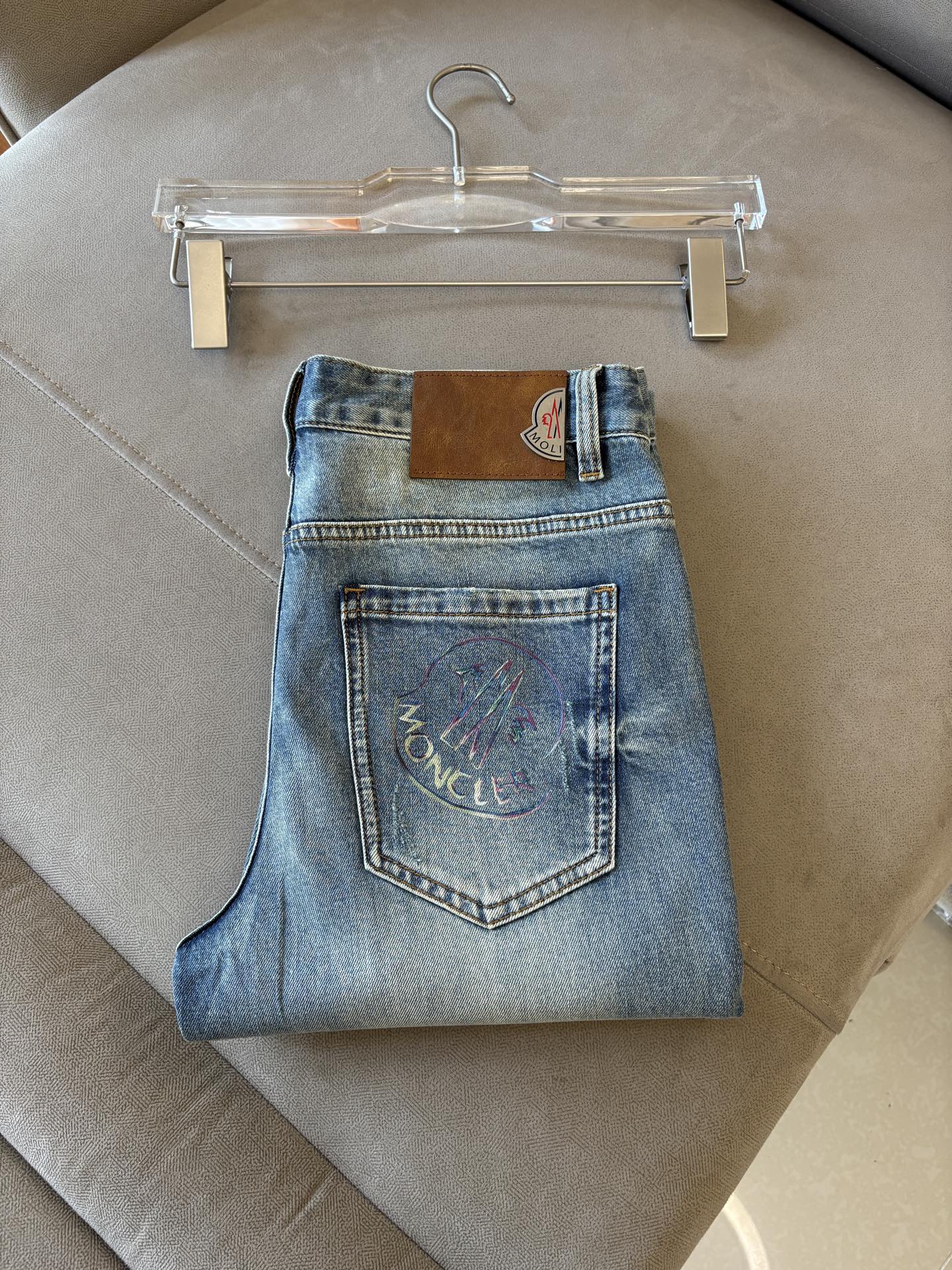 专柜🆕2026春夏设计推荐 热卖牛仔裤🆕柔软亲肤面料 奢华头层牛皮腰牌 经典蓝洗水 专柜限量款 奢华感订