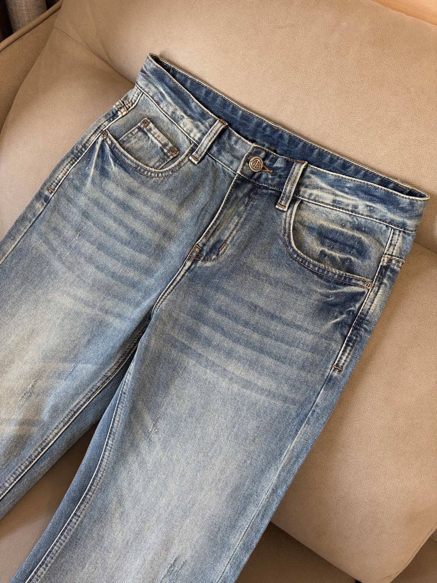 专柜🆕2026春夏设计推荐 热卖牛仔裤🆕柔软亲肤面料 奢华头层牛皮腰牌 经典蓝洗水 专柜限量款 奢华感订