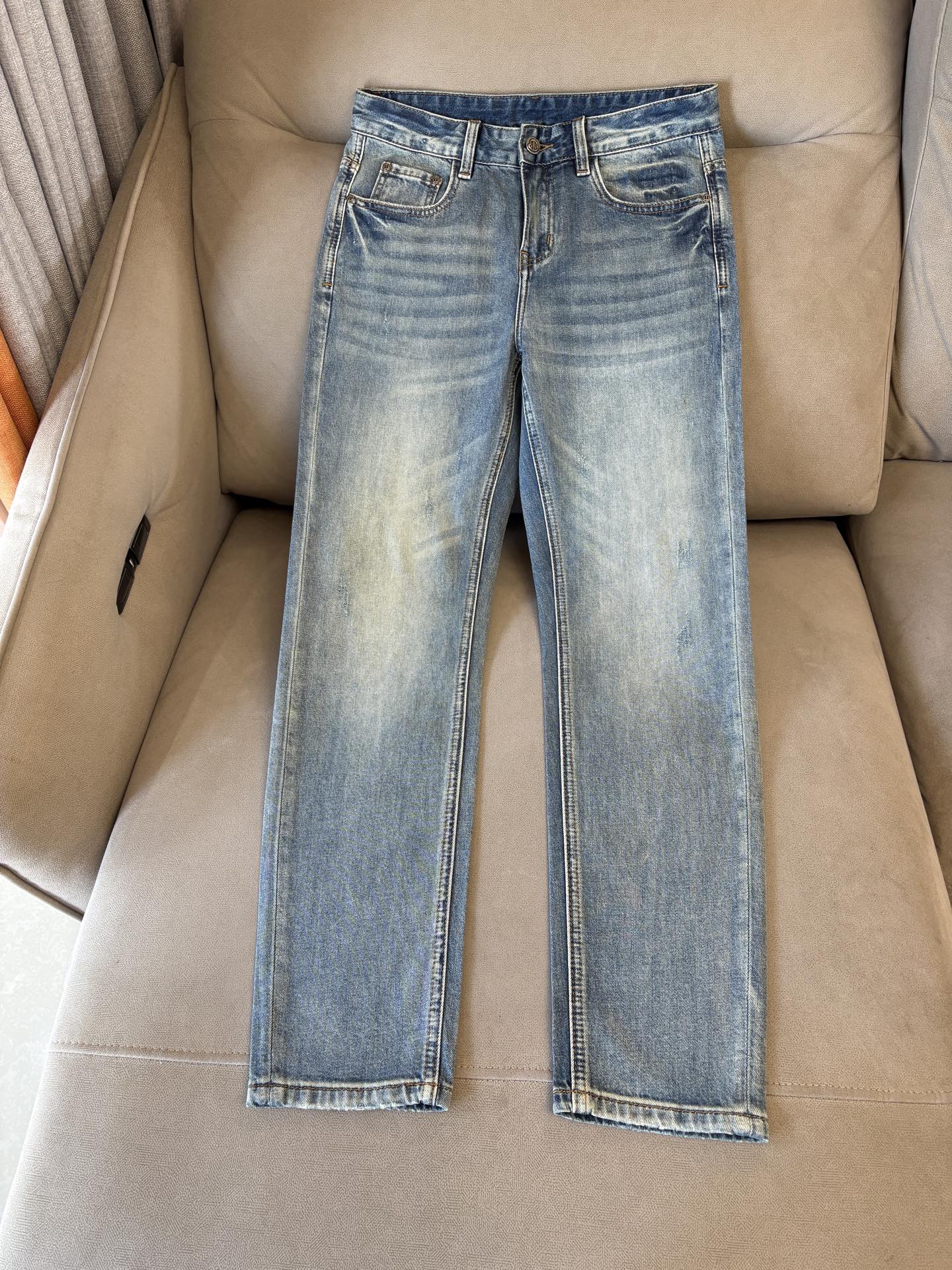 专柜🆕2026春夏设计推荐 热卖牛仔裤🆕柔软亲肤面料 奢华头层牛皮腰牌 经典蓝洗水 专柜限量款 奢华感订