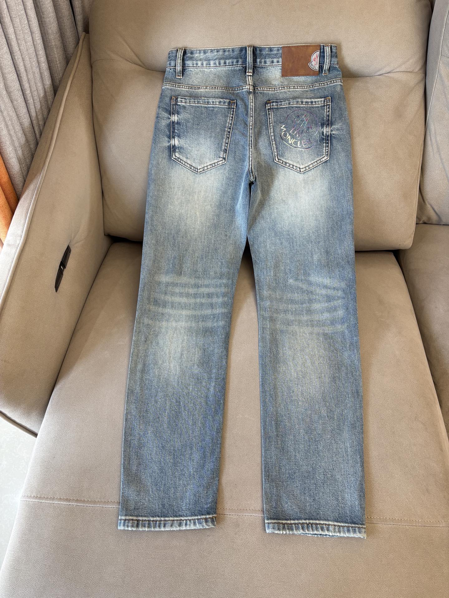专柜🆕2026春夏设计推荐 热卖牛仔裤🆕柔软亲肤面料 奢华头层牛皮腰牌 经典蓝洗水 专柜限量款 奢华感订