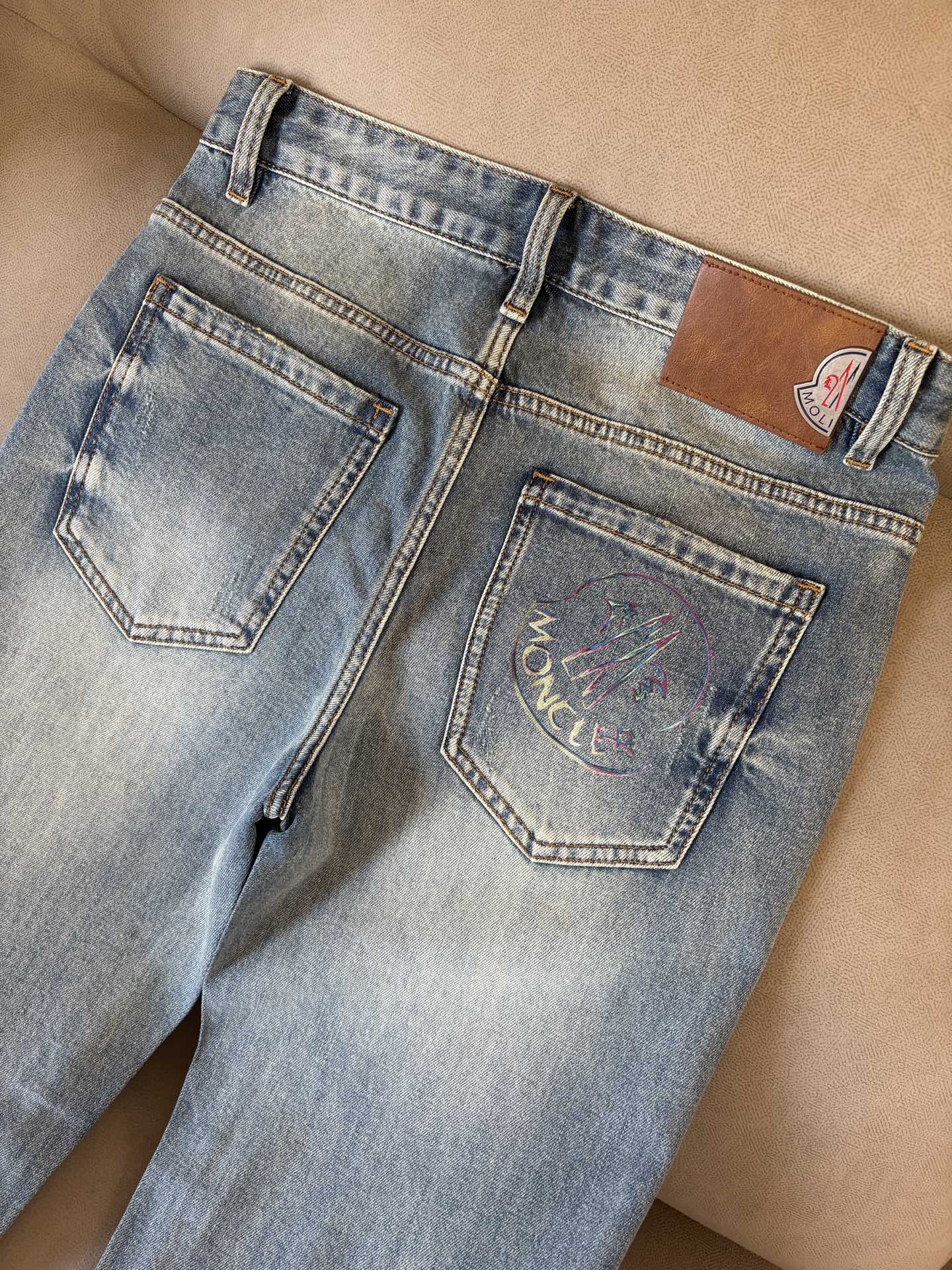 专柜🆕2026春夏设计推荐 热卖牛仔裤🆕柔软亲肤面料 奢华头层牛皮腰牌 经典蓝洗水 专柜限量款 奢华感订