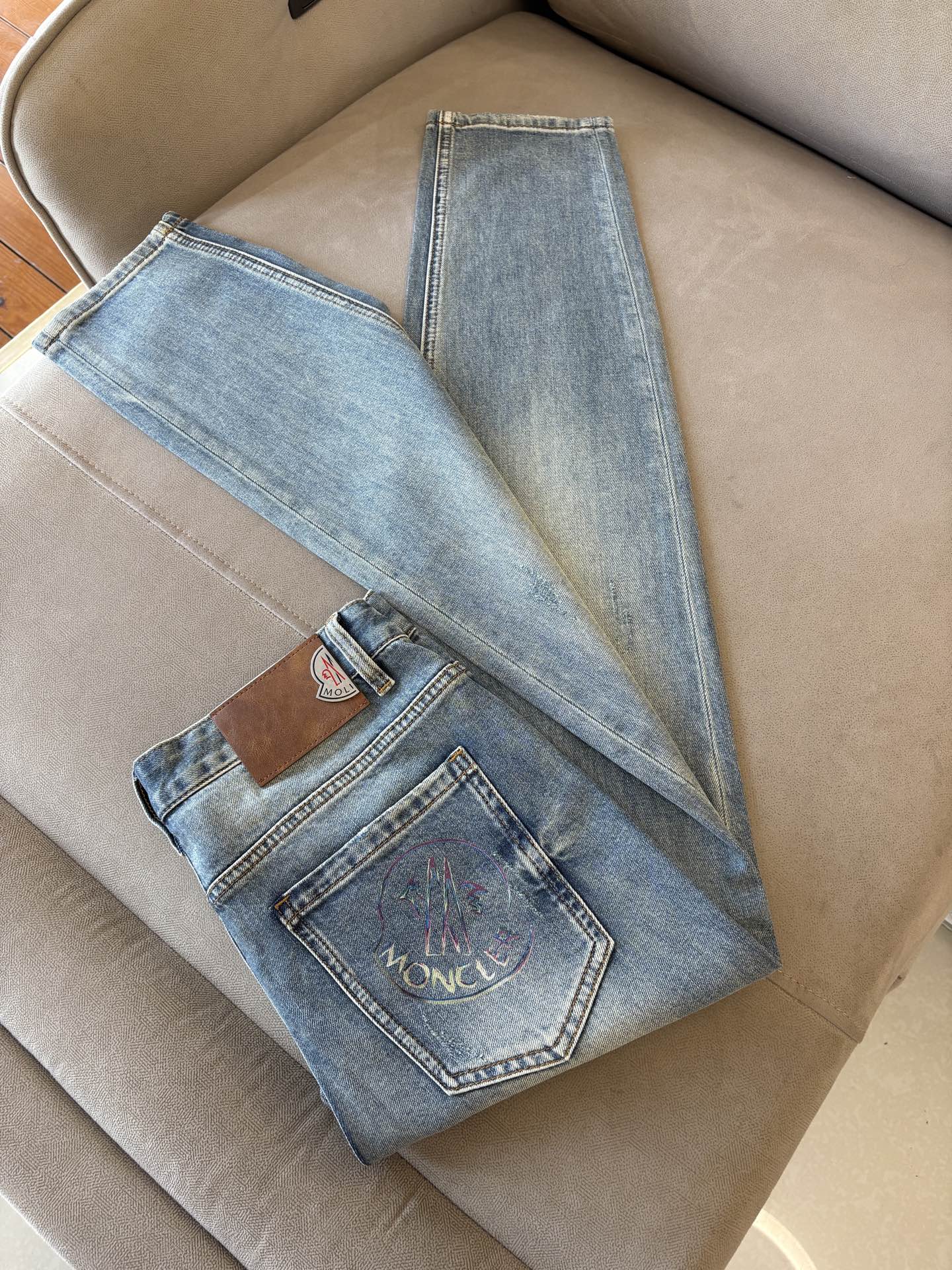 专柜🆕2026春夏设计推荐 热卖牛仔裤🆕柔软亲肤面料 奢华头层牛皮腰牌 经典蓝洗水 专柜限量款 奢华感订