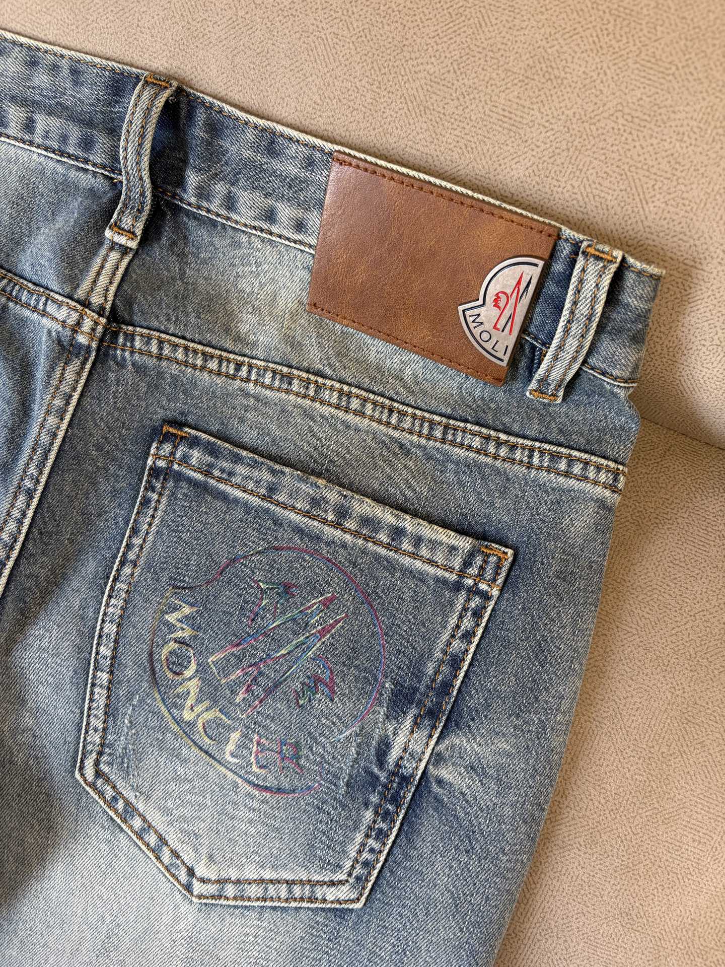 专柜🆕2026春夏设计推荐 热卖牛仔裤🆕柔软亲肤面料 奢华头层牛皮腰牌 经典蓝洗水 专柜限量款 奢华感订