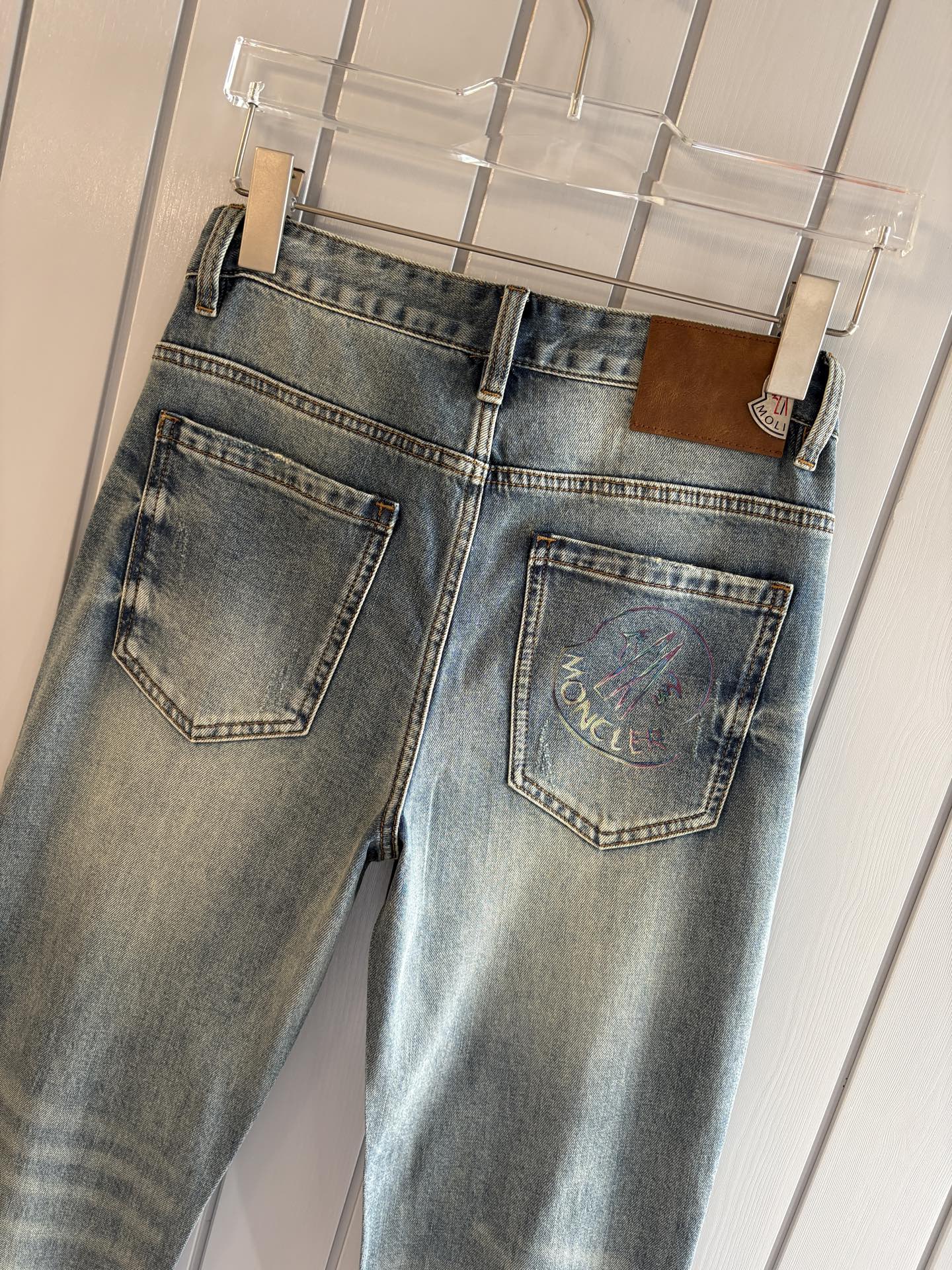 专柜🆕2026春夏设计推荐 热卖牛仔裤🆕柔软亲肤面料 奢华头层牛皮腰牌 经典蓝洗水 专柜限量款 奢华感订