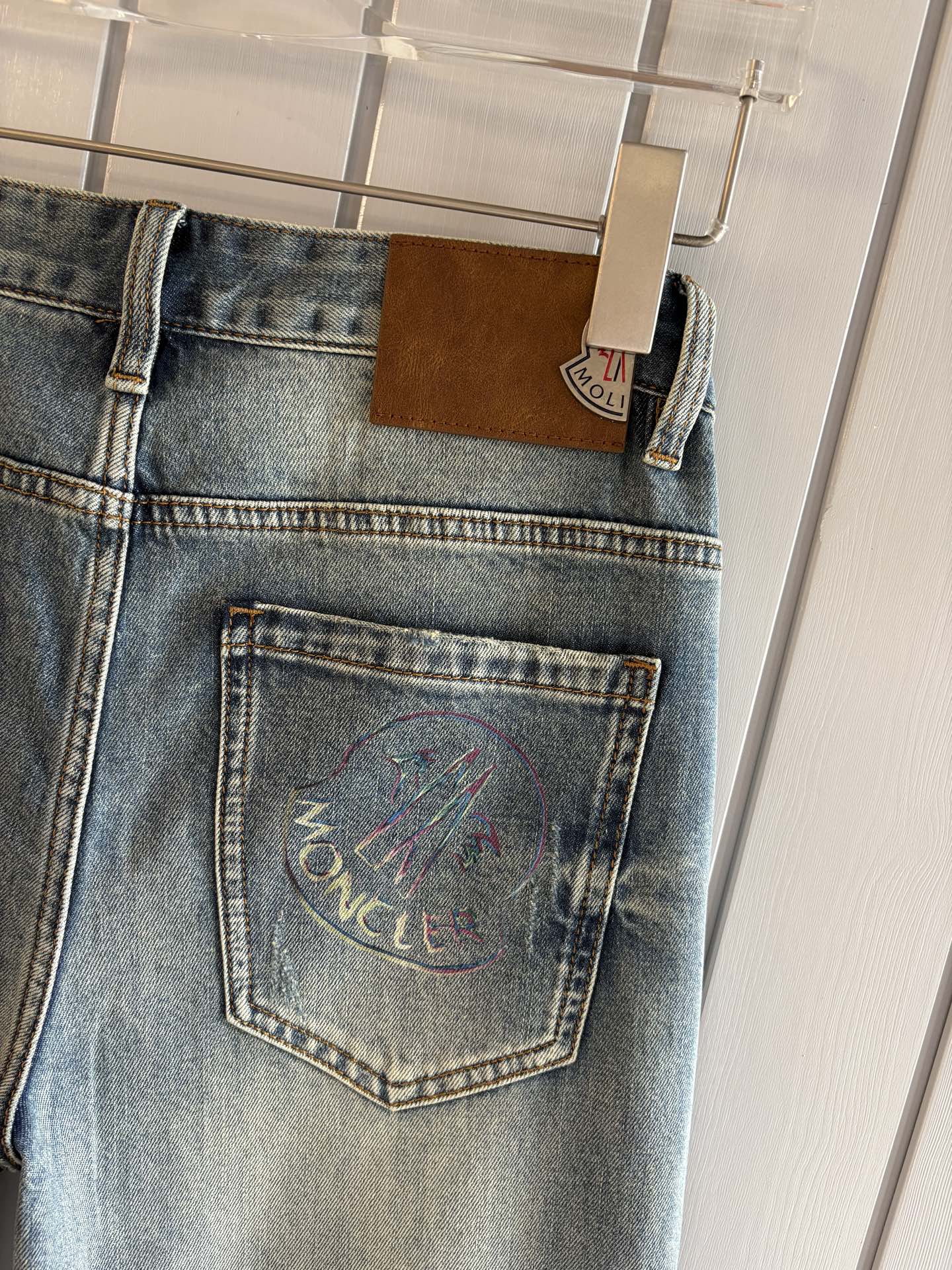 专柜🆕2026春夏设计推荐 热卖牛仔裤🆕柔软亲肤面料 奢华头层牛皮腰牌 经典蓝洗水 专柜限量款 奢华感订