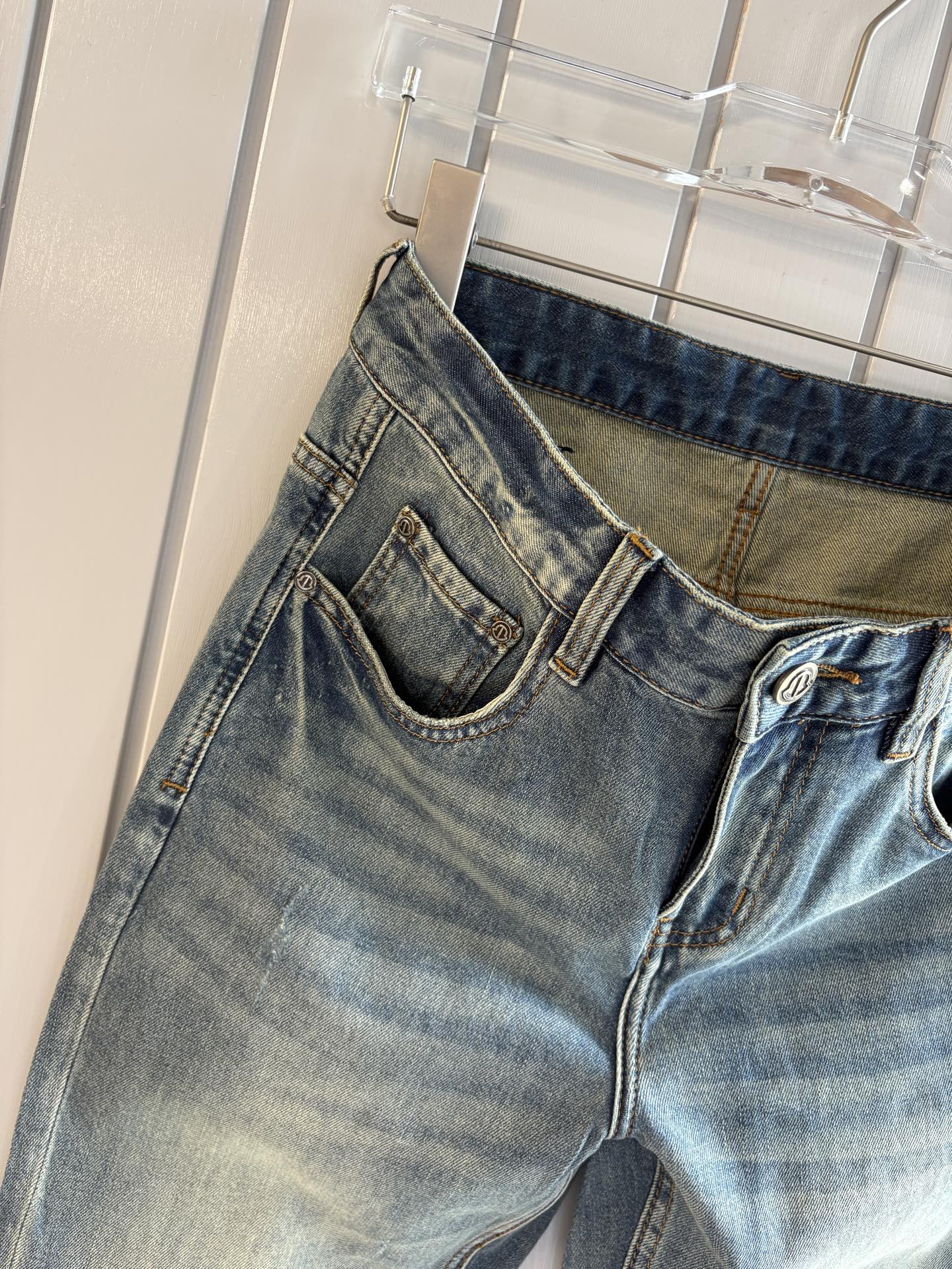 专柜🆕2026春夏设计推荐 热卖牛仔裤🆕柔软亲肤面料 奢华头层牛皮腰牌 经典蓝洗水 专柜限量款 奢华感订