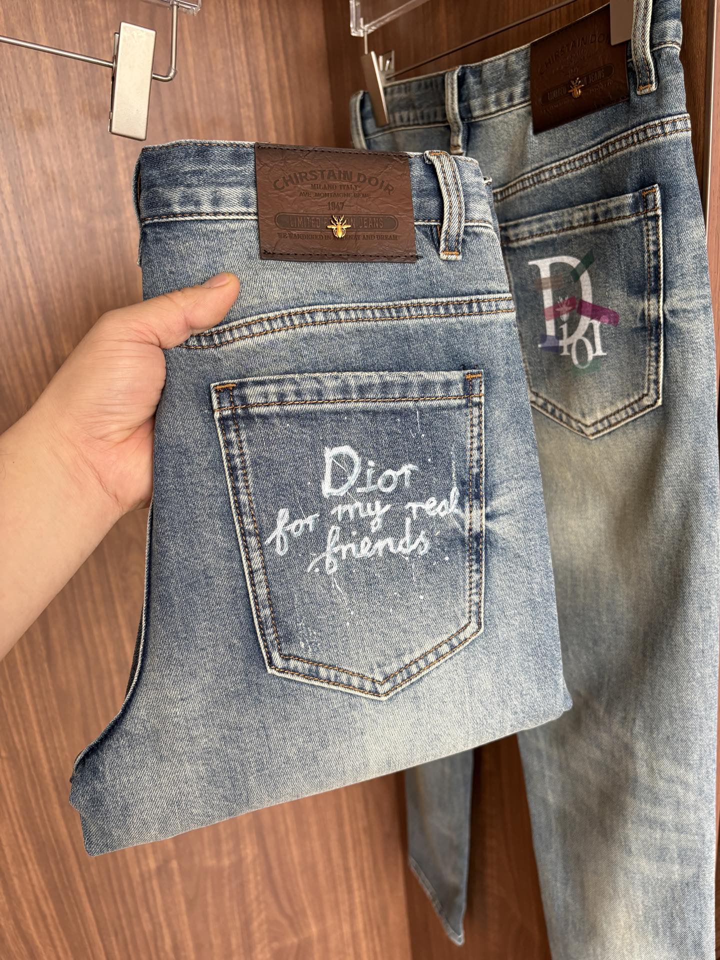 NO:733338,The counter's 2026 spring and summer design recommendations. Hot-selling jeans with soft skin-friendly fabrics. Luxurious first-layer cowhide waist tags. Classic blue wash. Limited edition at the counter. Luxurious custom-made fabrics. Craftsmanship + wash. Foreign trade quality and detail processing. I absolutely love this color. I love it. The counter's autumn and winter hot sales. Pre-sale. Sold out. Hot single color. Versatile. Big cow flavor. Stretch slim small straight pants. Size. 29-38. No 35; 37 size.  FFF001,,jeans,cowhide,19860909专柜2026春夏设计推荐 热卖牛仔裤柔软亲肤面料 奢华头层牛皮腰牌 经典蓝洗水 专柜限量款 奢华感订制面料 工艺+洗水外贸品质感细节处理满满到位 这颜色绝对爱了爱了专柜秋冬热卖预售即售完款爆单款色系百搭大牛味 弹力修身小直筒裤型 尺码.29-38 无35；37码 FFF001,,jeans,cowhide,,Men's clothing