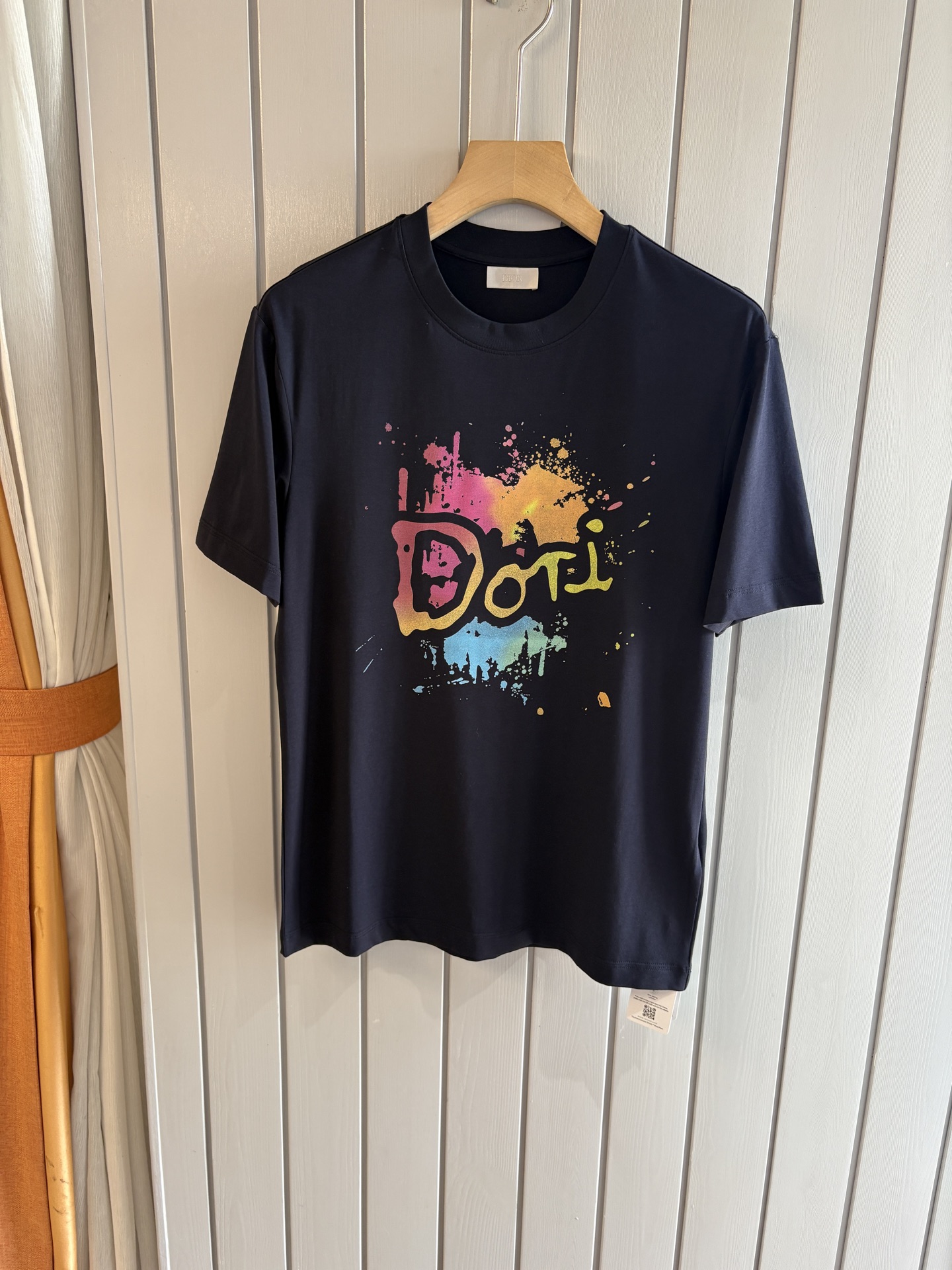 NO:733344,The 2026SS spring and summer new models at the counter are imported from customers (48.5 Lenzing Modal plus 41.5 fine cotton plus 10 ammonia; there is a special Lenzing Modal hangtag) men's casual round neck short-sleeved T-shirt #The design concept is trendy, avant-garde and sustainable, with brand design patterns on the chest and texture. The fabric is made of finely woven blends, feels soft and elastic, and will not deform no matter how you wash it or wear it!  The ribbing process on the collar makes it not easy to deform and long-wearing. The classic straight version can fit the body shape of the people to a greater extent. The upper body effect is excellent, and it can exude its own proud aura from the inside out. The basic and conventional straight round neck version tailoring, the upper body is fit and slim without being bloated, and the upper body effect is excellent. This new T-shirt is specially created for summer!  Color black, white, blue Size: M-XXXL,, T-shirt, tees, t-shirt,19860909专柜2026SS春夏新款选用客供进口（48.5的兰精莫代尔加41.5的精疏棉加10氨伦；有专用兰精莫代尔吊牌）男士休闲圆领短袖T恤衫#设计理念潮流前卫与尚可持续,胸前品牌设计图案,有质感. 成分精织混纺而成的面料,手感柔软富有弹力,怎么洗怎么穿都不变形！领部罗纹工艺打造不易变形久穿耐磨.经典的直筒版型打造,能更大程度的契合人群的体型,上身效果极佳,能自内而外的散发出独属自己的傲人气场.基础常规的直筒圆领版型剪裁,上身合体修身不显臃肿,上身效果极佳,专为夏季打造的新品T恤！ 颜色黑,白,蓝 码数；M-XXXL,,T-shirt,tees，t-shirt,,Men's clothing