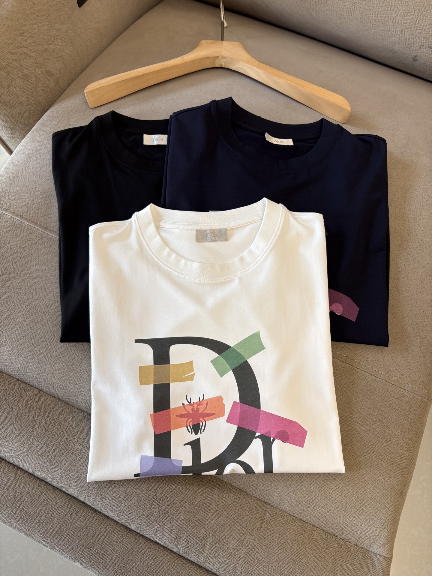 NO:733356,The 2026SS spring and summer new models at the counter are imported from customers (48.5 Lenzing Modal plus 41.5 fine cotton plus 10 ammonia; there is a special Lenzing Modal hangtag) men's casual round neck short-sleeved T-shirt #The design concept is trendy, avant-garde and sustainable, with brand design patterns on the chest and texture. The fabric is made of finely woven blends, feels soft and elastic, and will not deform no matter how you wash it or wear it!  The ribbing process on the collar makes it not easy to deform and long-wearing. The classic straight version can fit the body shape of the people to a greater extent. The upper body effect is excellent, and it can exude its own proud aura from the inside out. The basic and conventional straight round neck version tailoring, the upper body is fit and slim without being bloated, and the upper body effect is excellent. This new T-shirt is specially created for summer!  Color black, white, blue Size: M-XXXL,, T-shirt, tees, t-shirt,19860909专柜2026SS春夏新款选用客供进口（48.5的兰精莫代尔加41.5的精疏棉加10氨伦；有专用兰精莫代尔吊牌）男士休闲圆领短袖T恤衫#设计理念潮流前卫与尚可持续,胸前品牌设计图案,有质感. 成分精织混纺而成的面料,手感柔软富有弹力,怎么洗怎么穿都不变形！领部罗纹工艺打造不易变形久穿耐磨.经典的直筒版型打造,能更大程度的契合人群的体型,上身效果极佳,能自内而外的散发出独属自己的傲人气场.基础常规的直筒圆领版型剪裁,上身合体修身不显臃肿,上身效果极佳,专为夏季打造的新品T恤！ 颜色黑,白,蓝 码数；M-XXXL,,T-shirt,tees，t-shirt,,Men's clothing