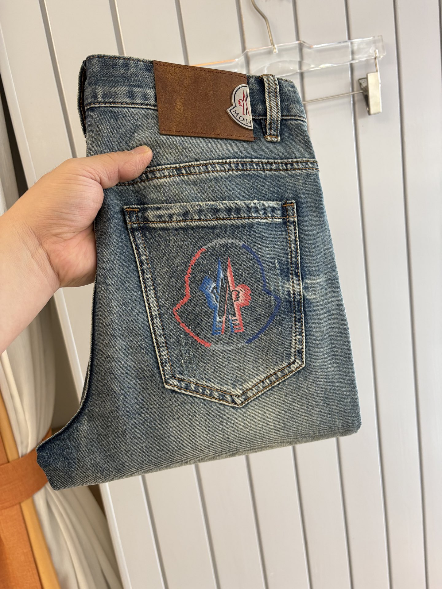 专柜🆕2026春夏设计推荐 热卖牛仔裤🆕柔软亲肤面料 奢华头层牛皮腰牌 经典蓝洗水 专柜限量款 奢华感订