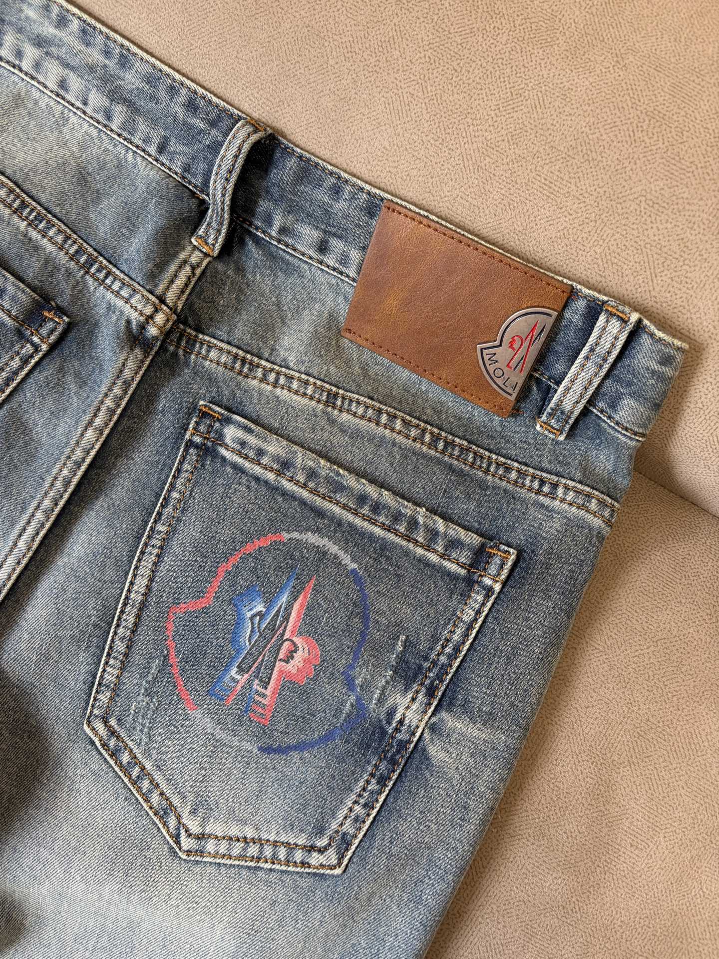 专柜🆕2026春夏设计推荐 热卖牛仔裤🆕柔软亲肤面料 奢华头层牛皮腰牌 经典蓝洗水 专柜限量款 奢华感订