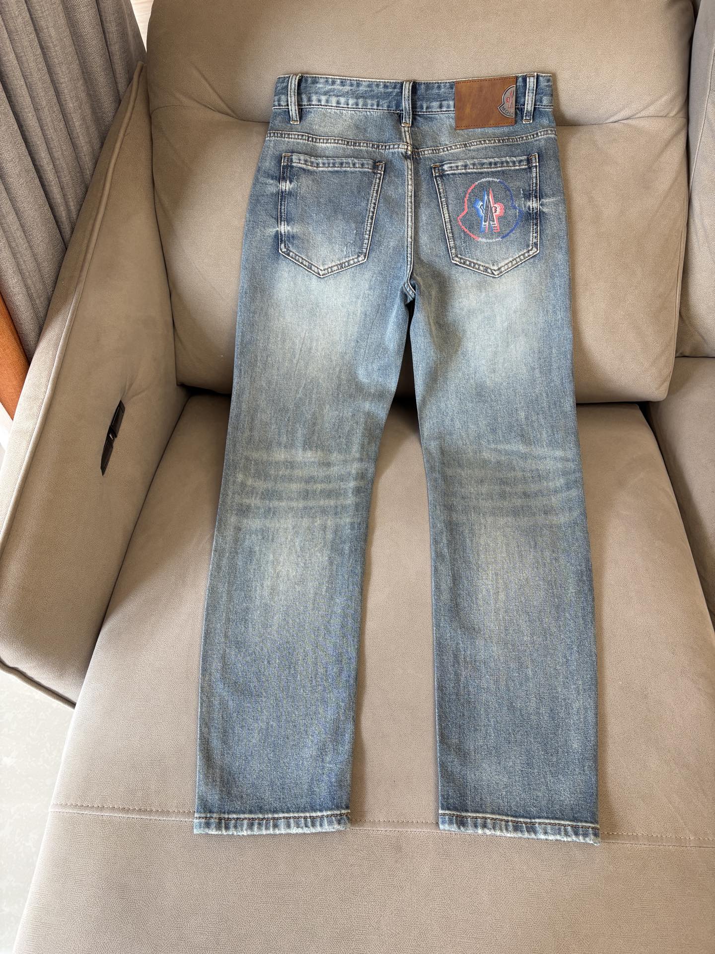 专柜🆕2026春夏设计推荐 热卖牛仔裤🆕柔软亲肤面料 奢华头层牛皮腰牌 经典蓝洗水 专柜限量款 奢华感订