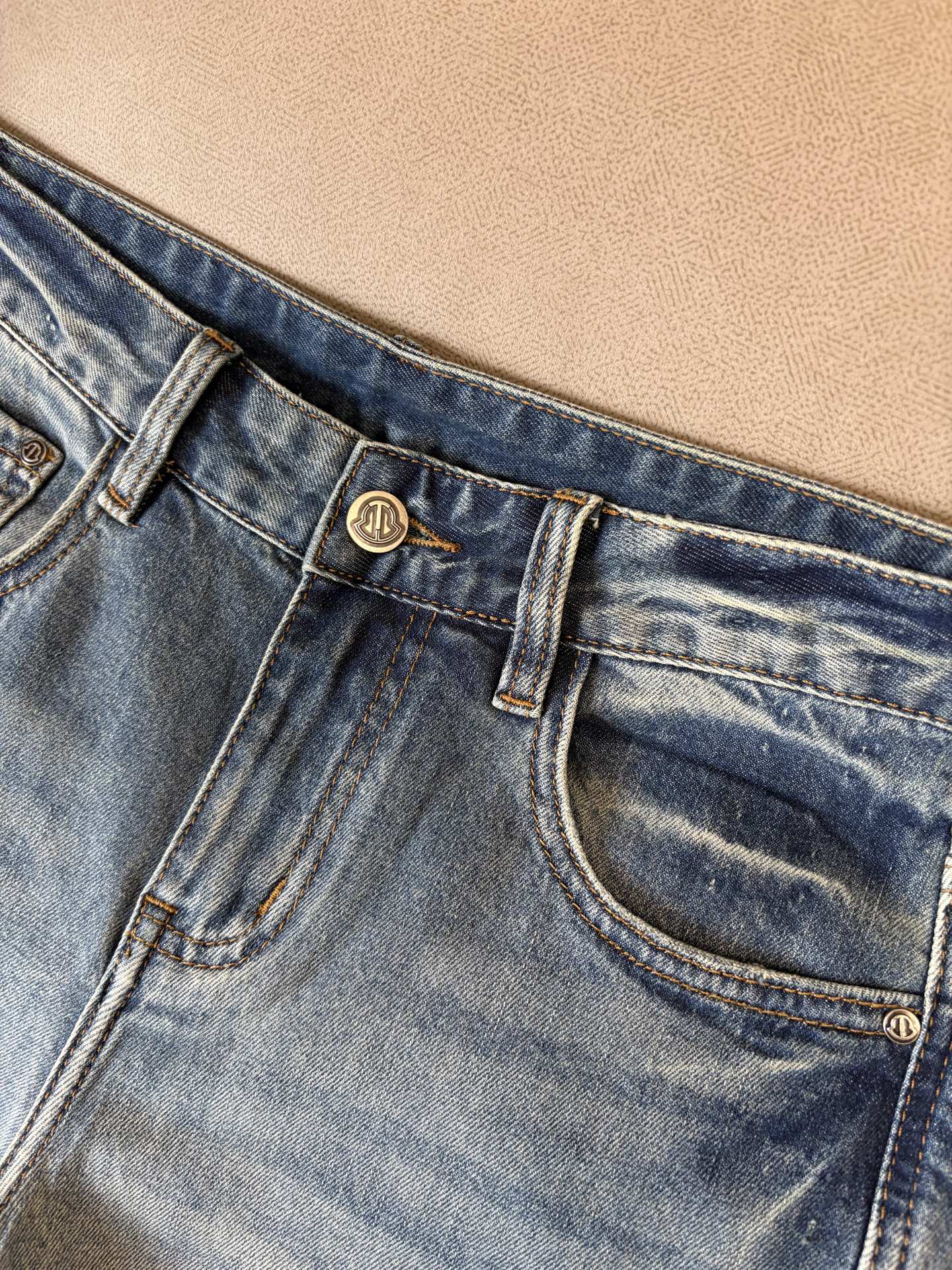 专柜🆕2026春夏设计推荐 热卖牛仔裤🆕柔软亲肤面料 奢华头层牛皮腰牌 经典蓝洗水 专柜限量款 奢华感订