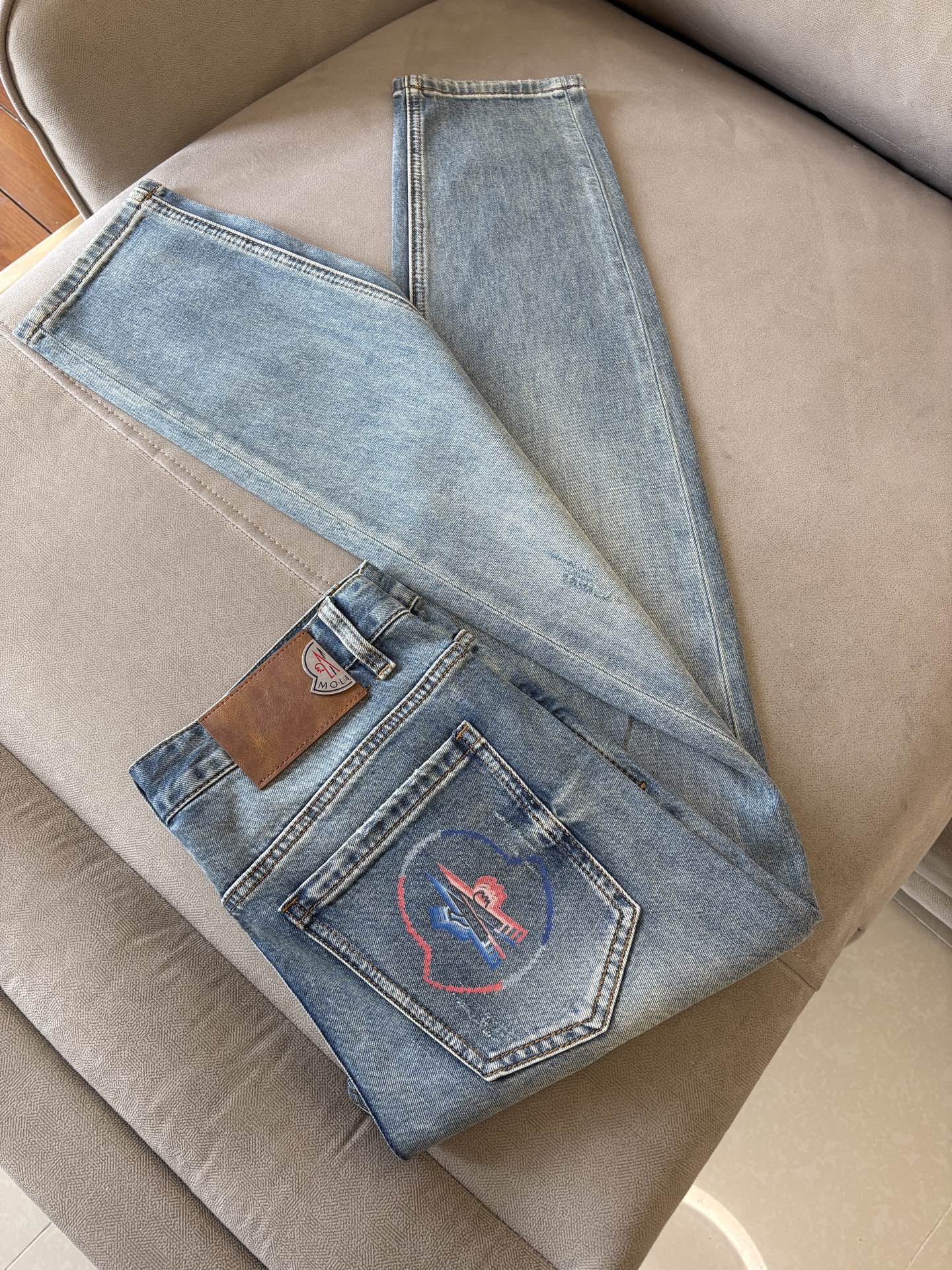 专柜🆕2026春夏设计推荐 热卖牛仔裤🆕柔软亲肤面料 奢华头层牛皮腰牌 经典蓝洗水 专柜限量款 奢华感订