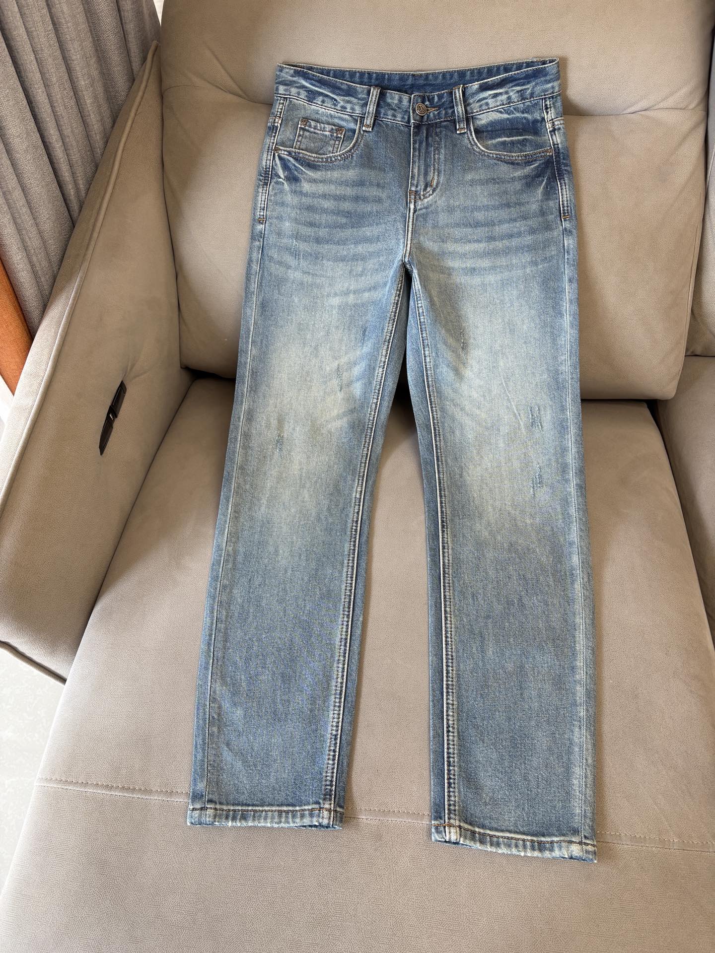 专柜🆕2026春夏设计推荐 热卖牛仔裤🆕柔软亲肤面料 奢华头层牛皮腰牌 经典蓝洗水 专柜限量款 奢华感订
