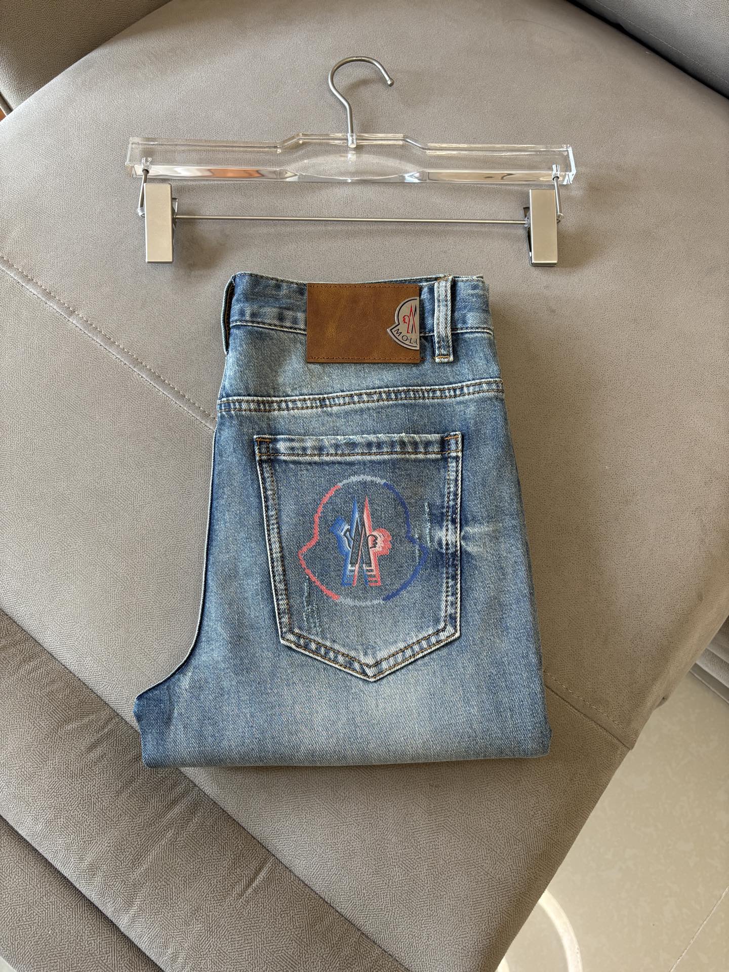 专柜🆕2026春夏设计推荐 热卖牛仔裤🆕柔软亲肤面料 奢华头层牛皮腰牌 经典蓝洗水 专柜限量款 奢华感订