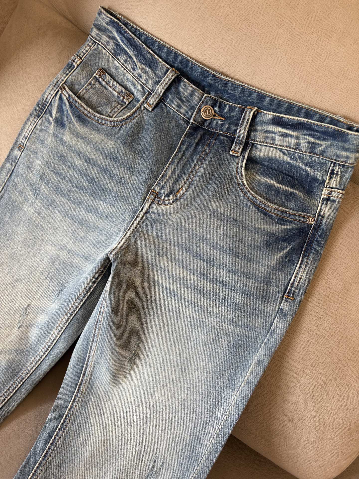 专柜🆕2026春夏设计推荐 热卖牛仔裤🆕柔软亲肤面料 奢华头层牛皮腰牌 经典蓝洗水 专柜限量款 奢华感订