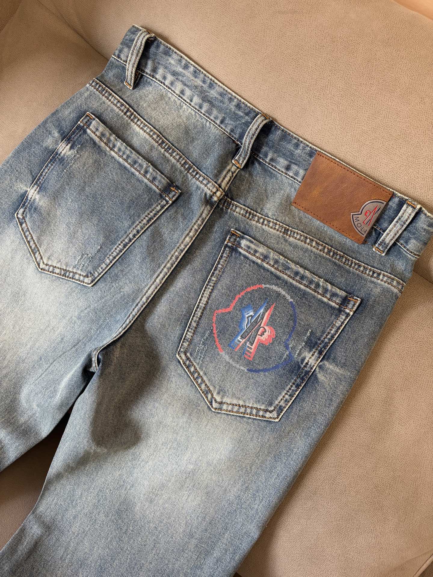 专柜🆕2026春夏设计推荐 热卖牛仔裤🆕柔软亲肤面料 奢华头层牛皮腰牌 经典蓝洗水 专柜限量款 奢华感订