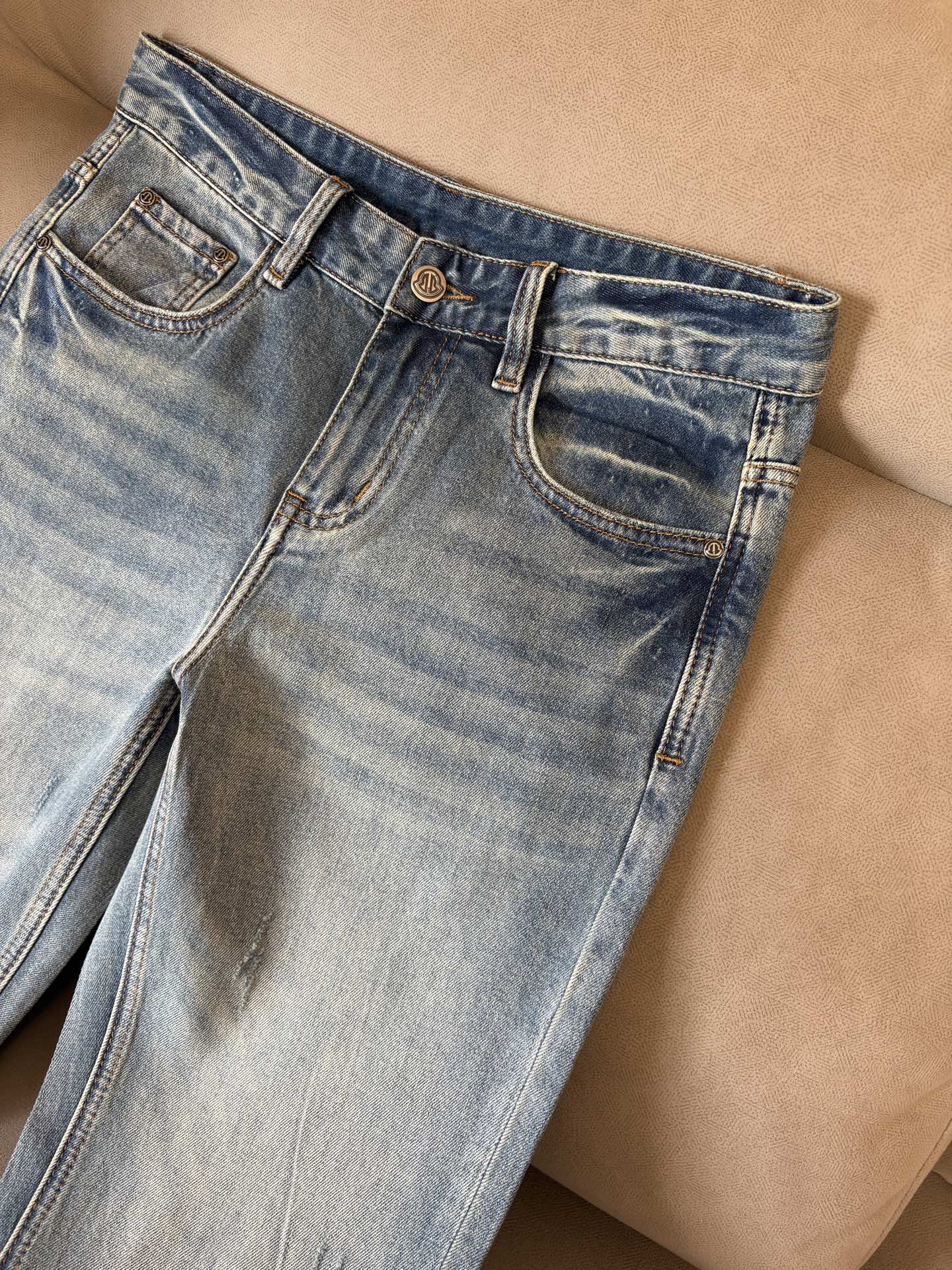 专柜🆕2026春夏设计推荐 热卖牛仔裤🆕柔软亲肤面料 奢华头层牛皮腰牌 经典蓝洗水 专柜限量款 奢华感订