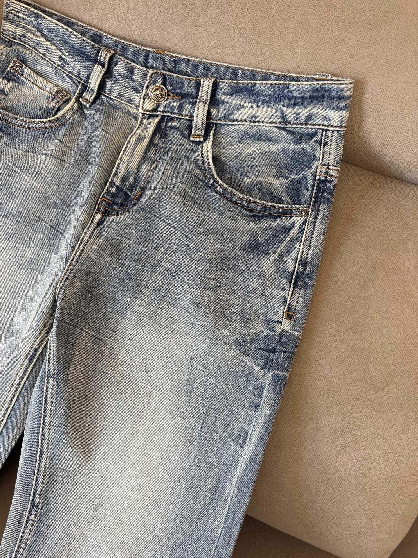 专柜🆕2026春夏设计推荐 热卖牛仔裤🆕柔软亲肤面料 奢华头层牛皮腰牌 经典蓝洗水 专柜限量款 奢华感订