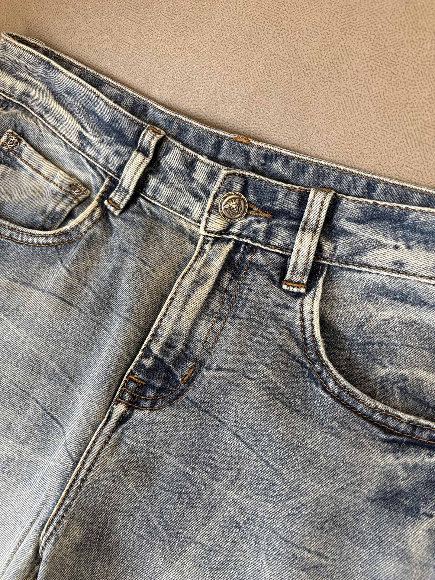 专柜🆕2026春夏设计推荐 热卖牛仔裤🆕柔软亲肤面料 奢华头层牛皮腰牌 经典蓝洗水 专柜限量款 奢华感订