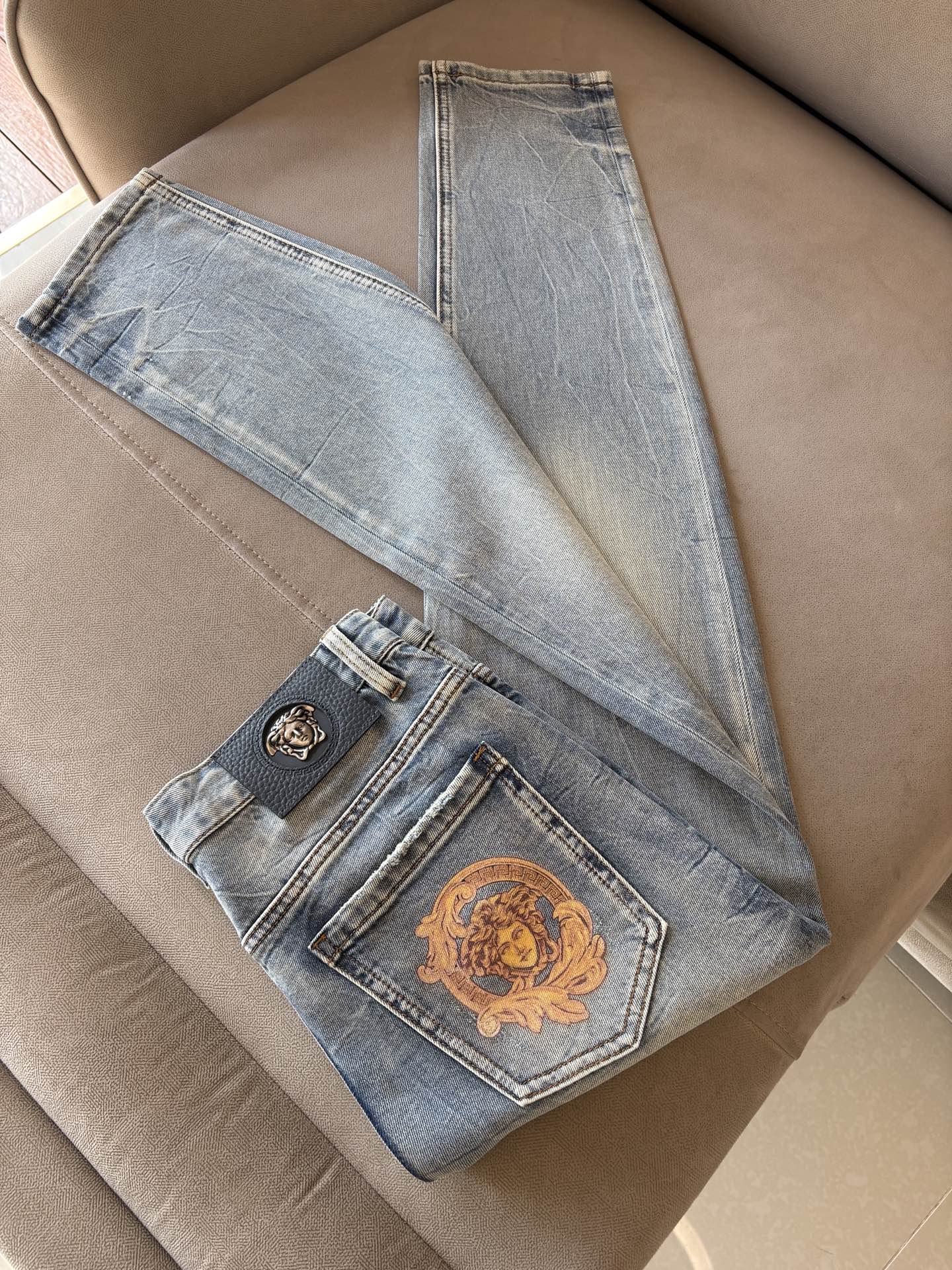 专柜🆕2026春夏设计推荐 热卖牛仔裤🆕柔软亲肤面料 奢华头层牛皮腰牌 经典蓝洗水 专柜限量款 奢华感订