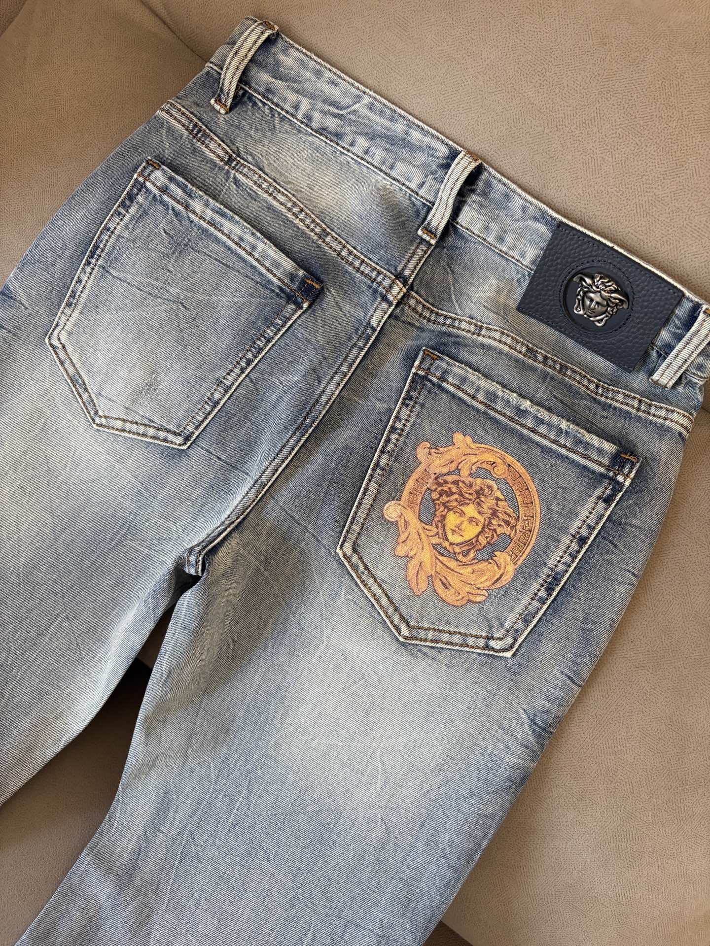 专柜🆕2026春夏设计推荐 热卖牛仔裤🆕柔软亲肤面料 奢华头层牛皮腰牌 经典蓝洗水 专柜限量款 奢华感订