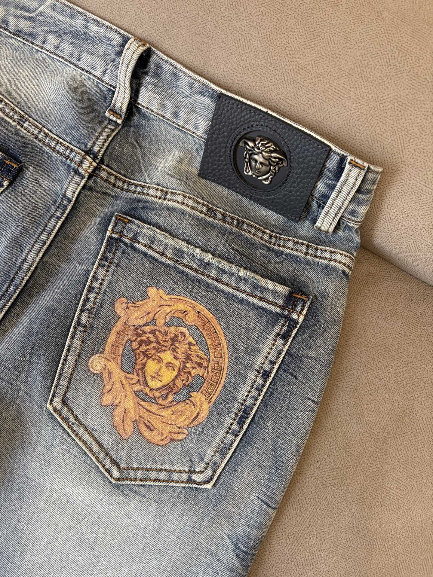 专柜🆕2026春夏设计推荐 热卖牛仔裤🆕柔软亲肤面料 奢华头层牛皮腰牌 经典蓝洗水 专柜限量款 奢华感订