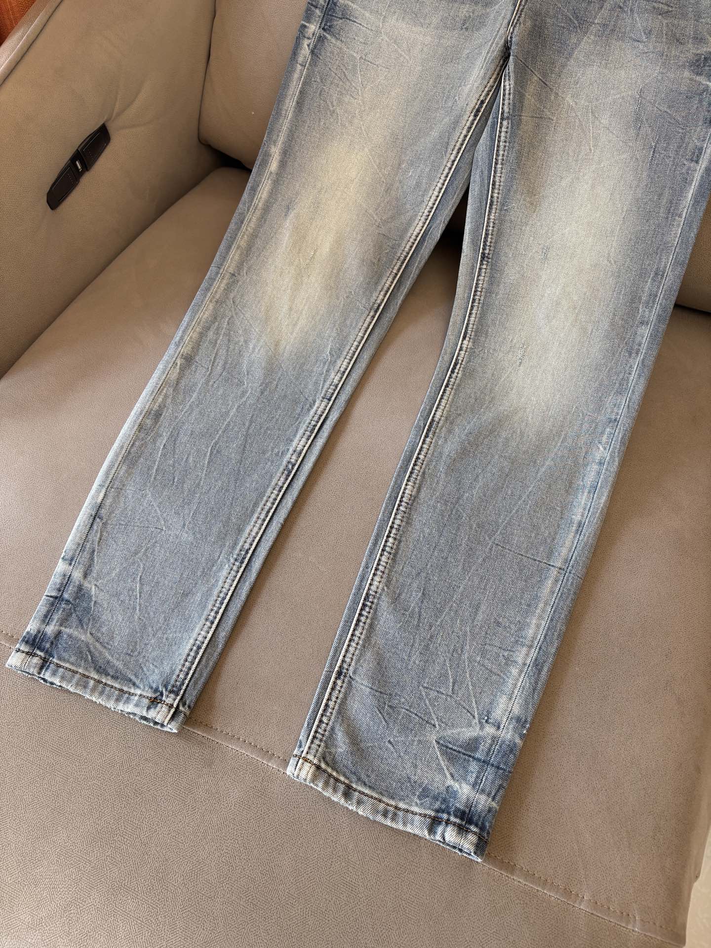 专柜🆕2026春夏设计推荐 热卖牛仔裤🆕柔软亲肤面料 奢华头层牛皮腰牌 经典蓝洗水 专柜限量款 奢华感订