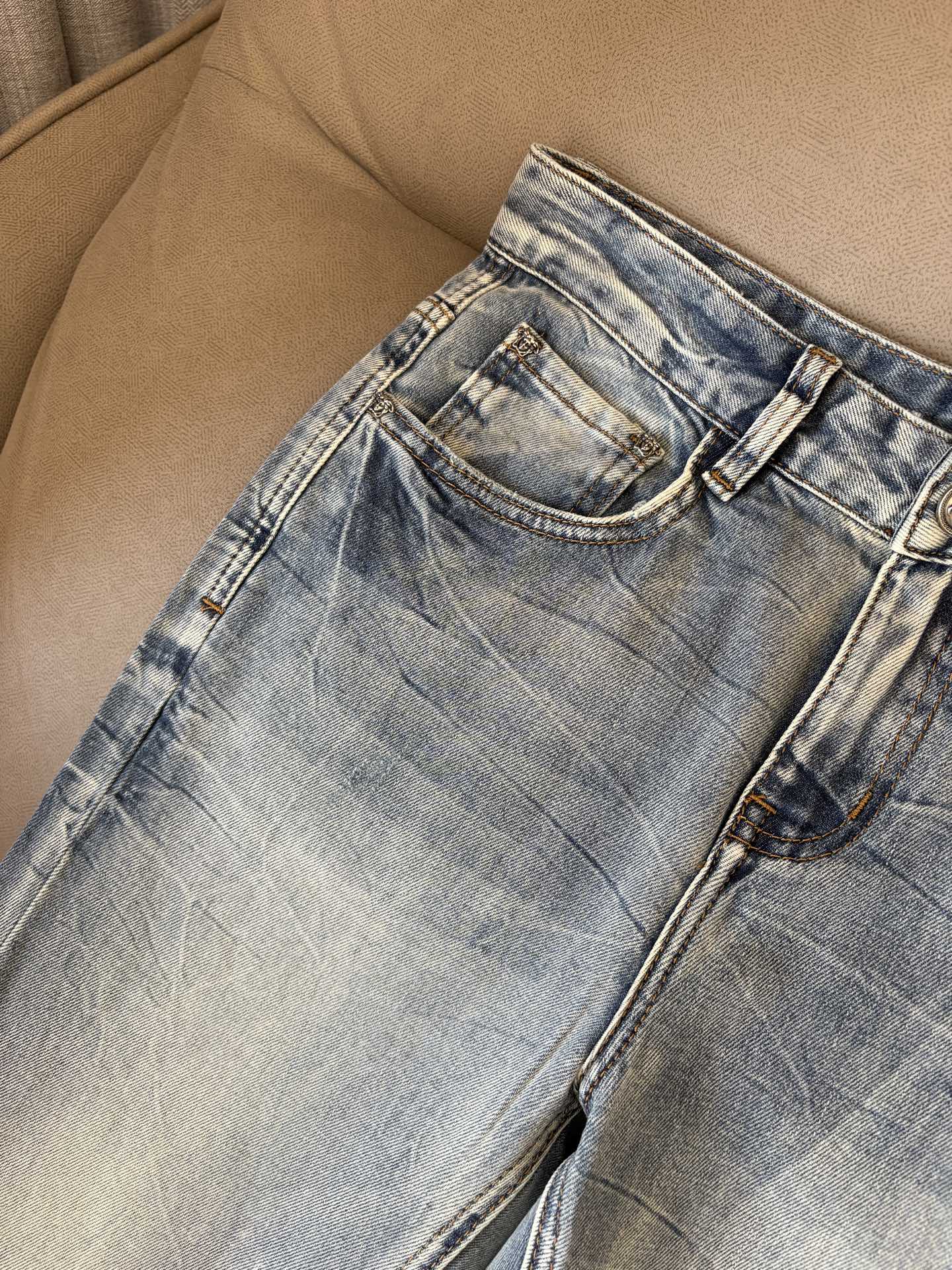 专柜🆕2026春夏设计推荐 热卖牛仔裤🆕柔软亲肤面料 奢华头层牛皮腰牌 经典蓝洗水 专柜限量款 奢华感订